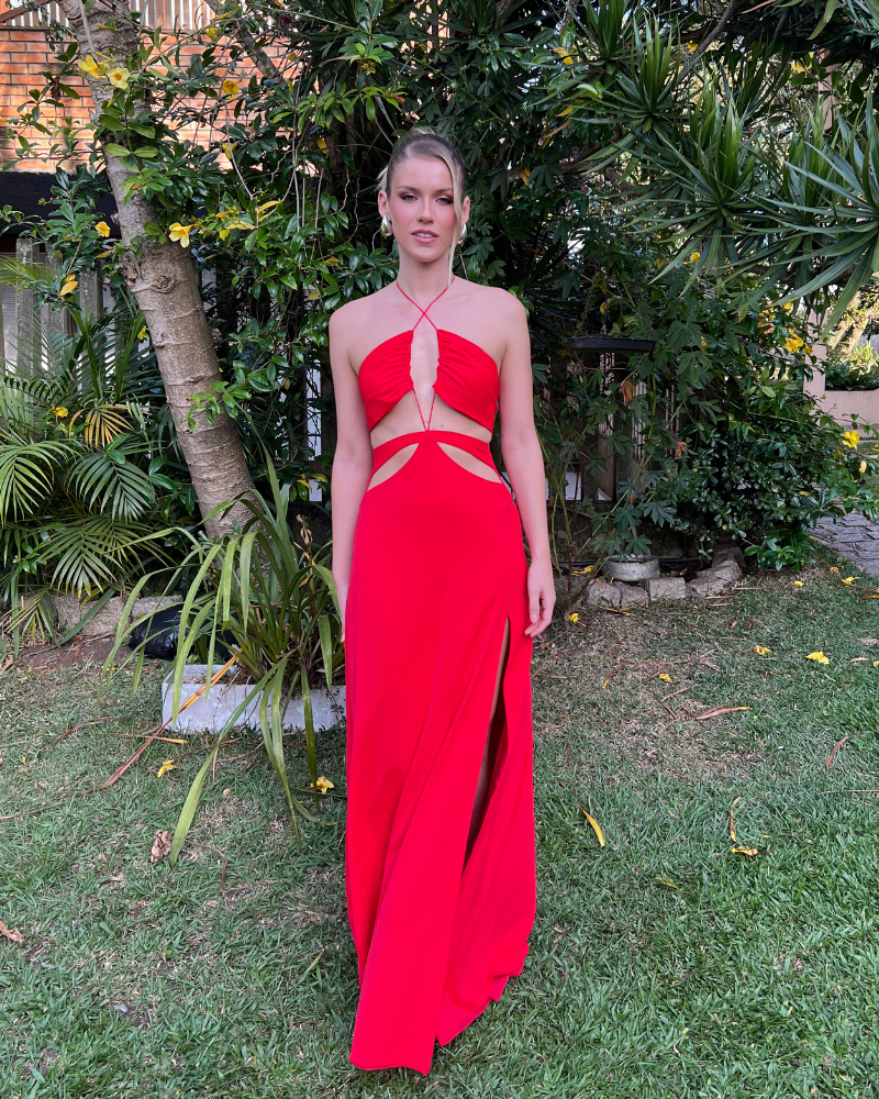 vestido recortes e decote vermelho