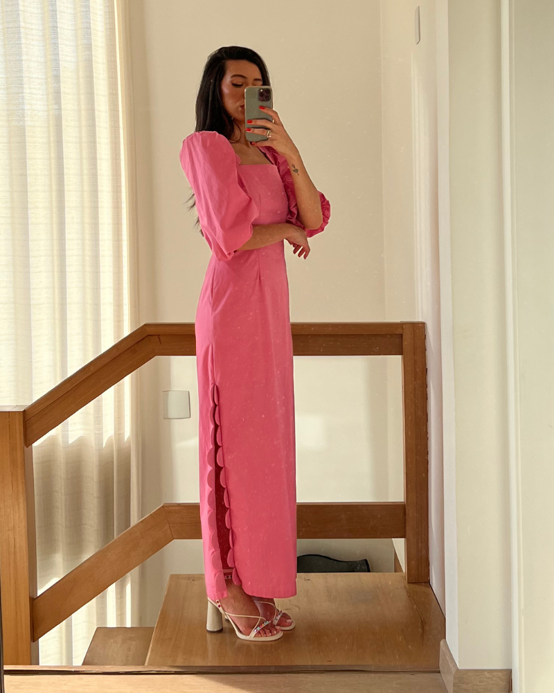 vestido fenda bolinhas rosa