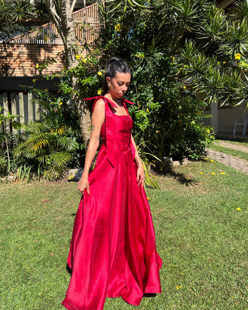vestido decote reto vermelho