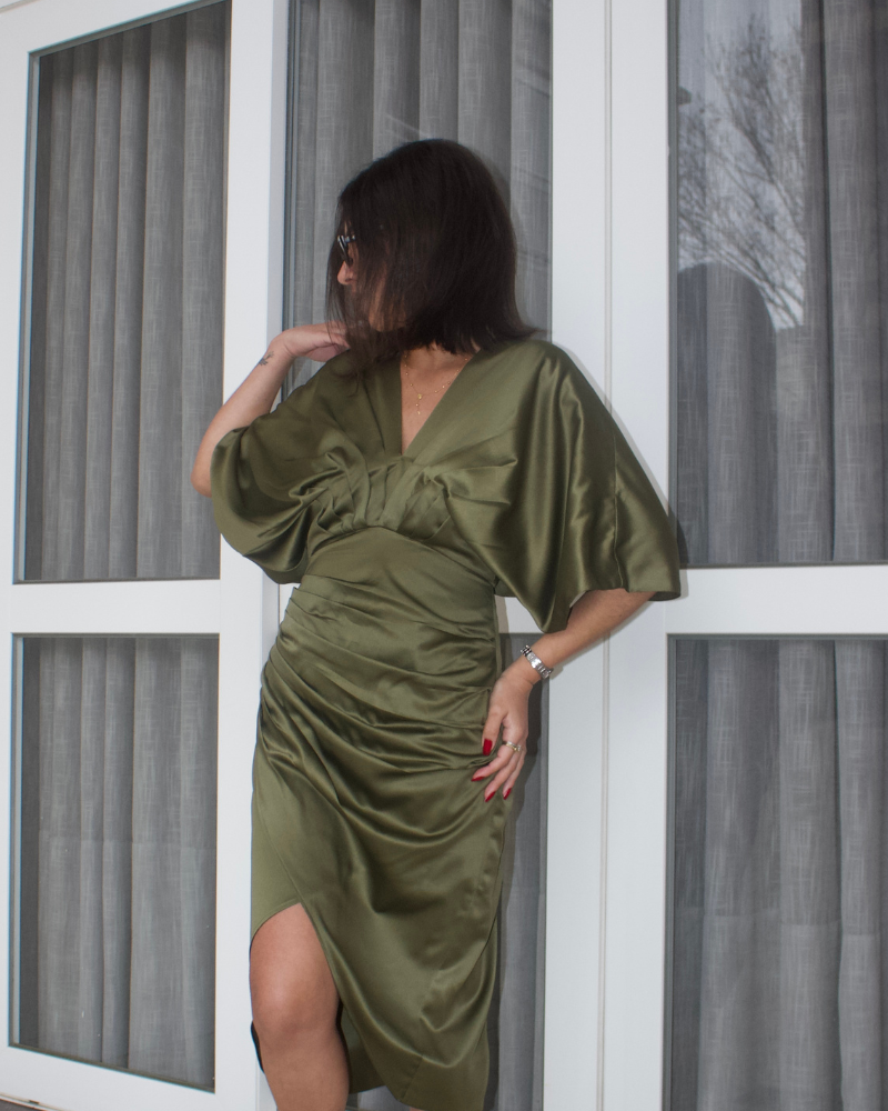 vestido drapeado assimétrico verde oliva