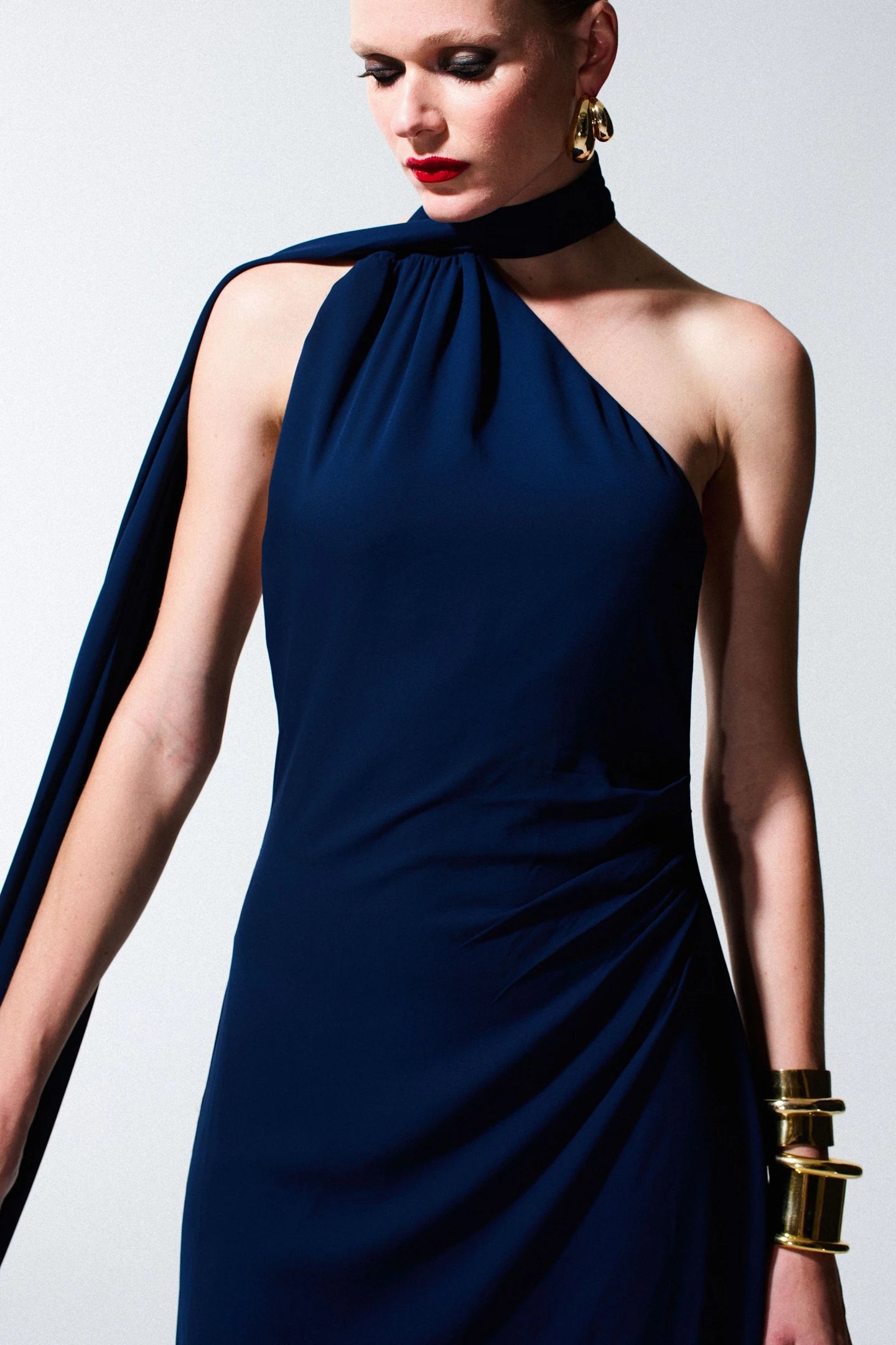 vestido faixa fluida azul