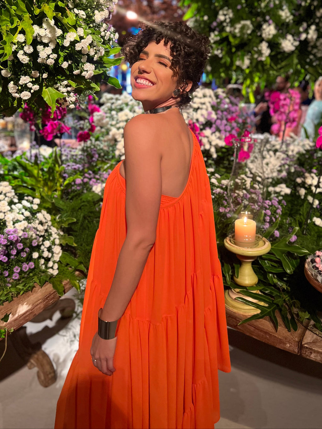 vestido um ombro assimétrico laranja