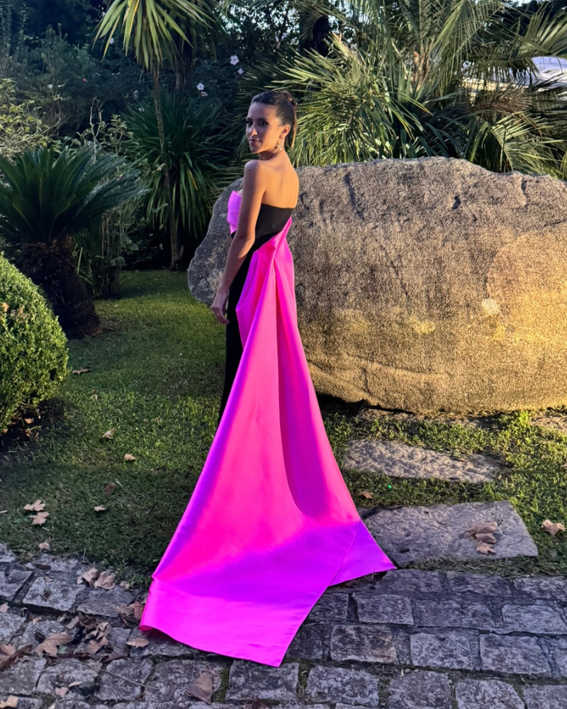 vestido cauda preto e rosa