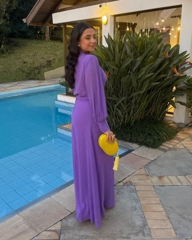 vestido fechado com manga violeta