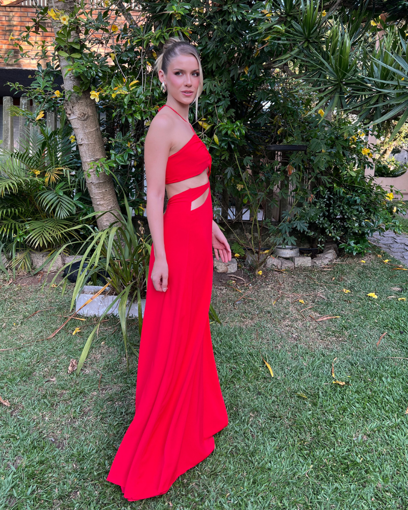 vestido recortes e decote vermelho