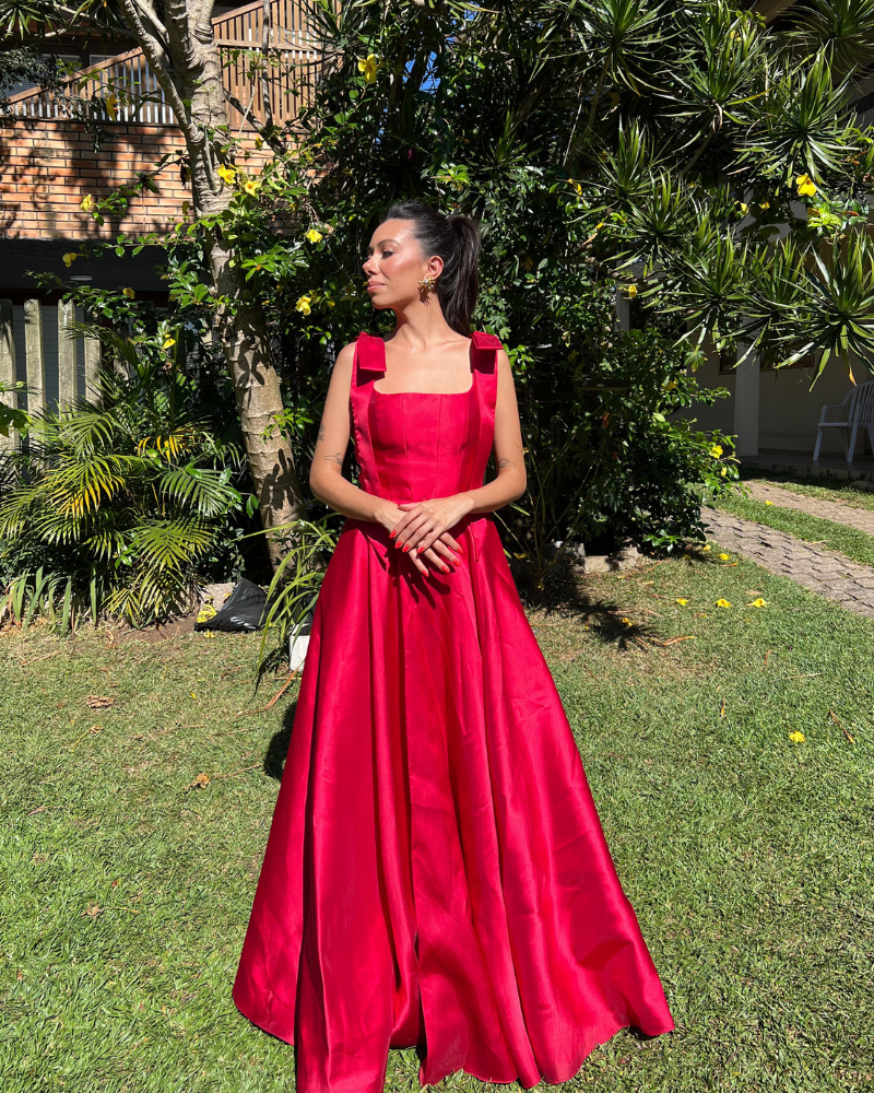 vestido decote reto vermelho