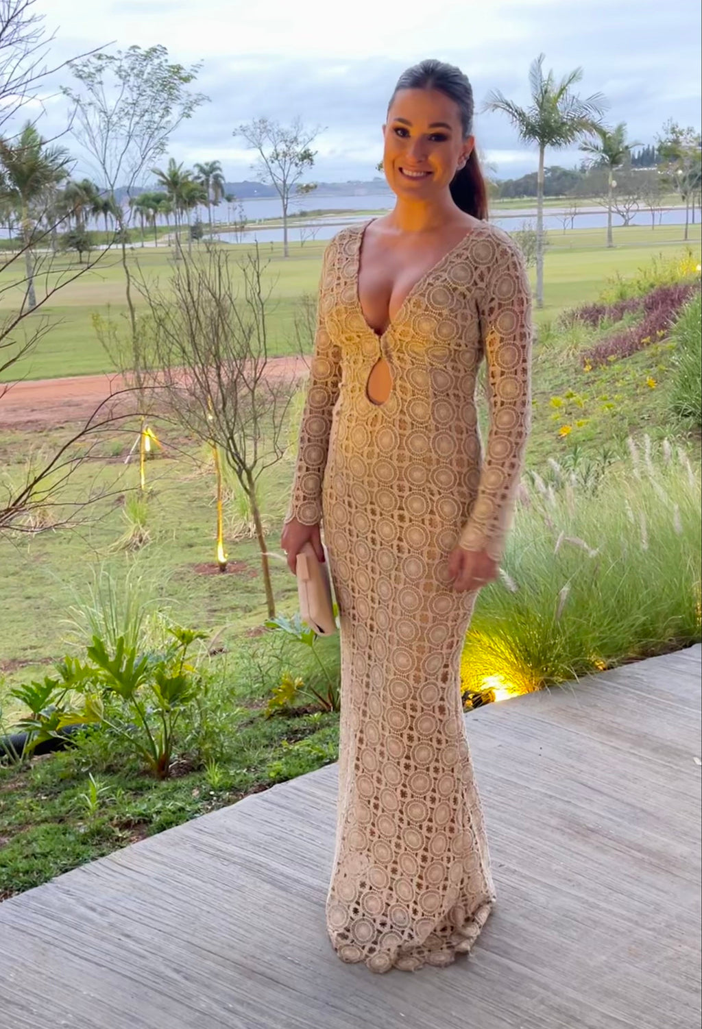 vestido patches decote nude