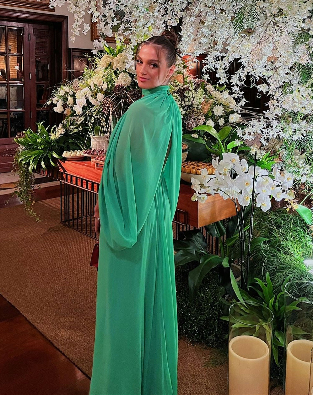 vestido capa com gola verde