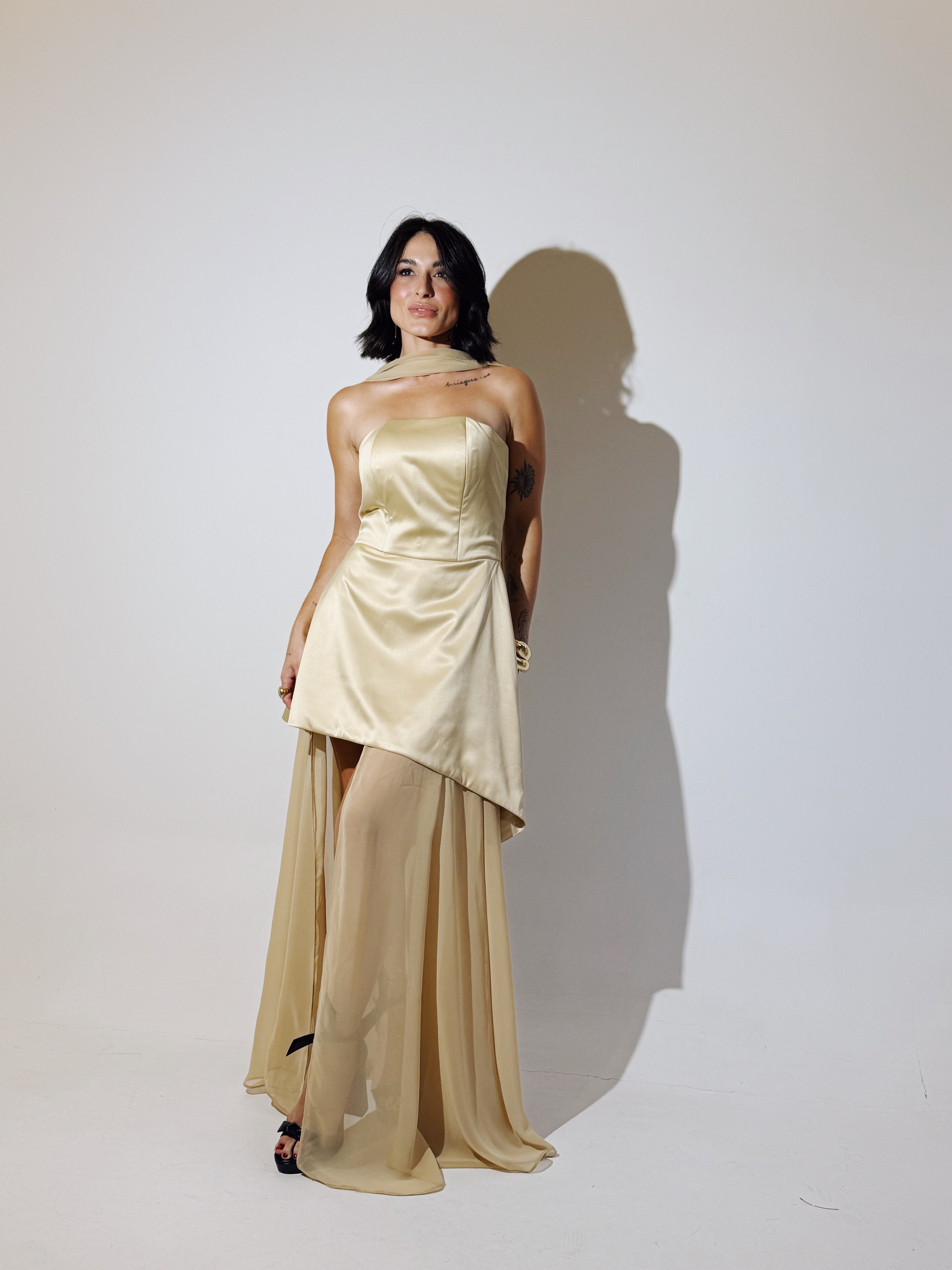 vestido curto com cauda dourado