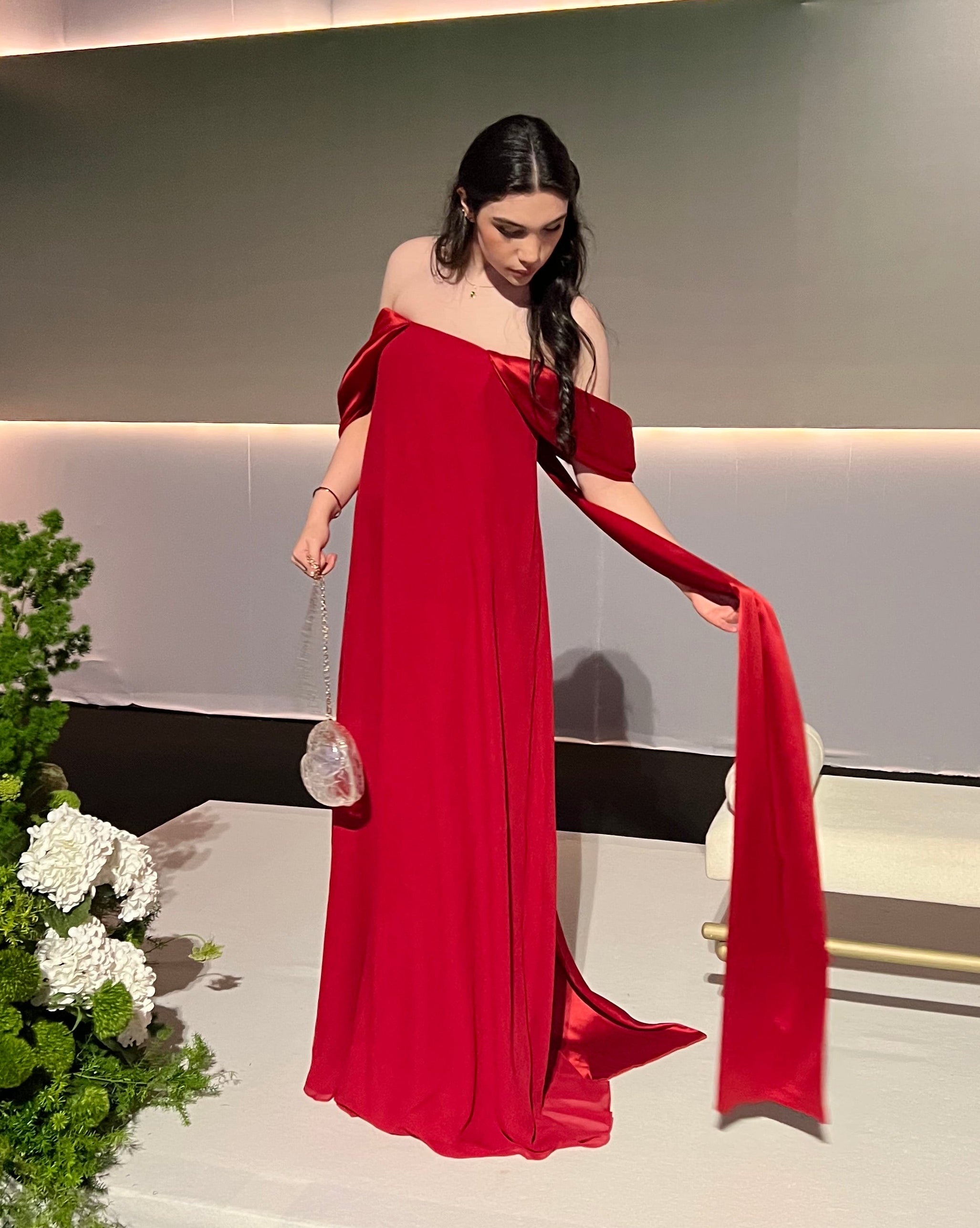 vestido manga acetinada vermelho