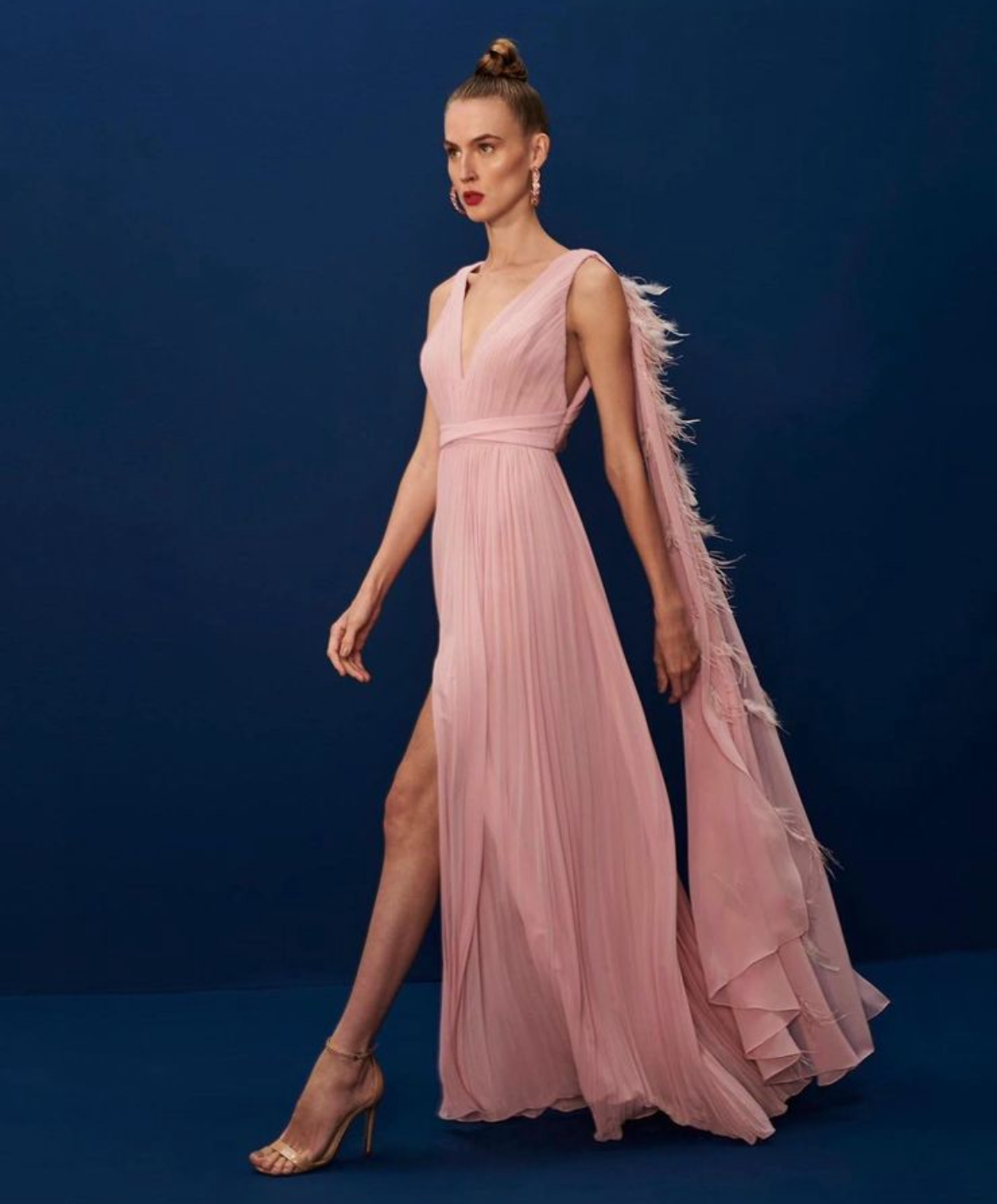 vestido plissado plumas rosa