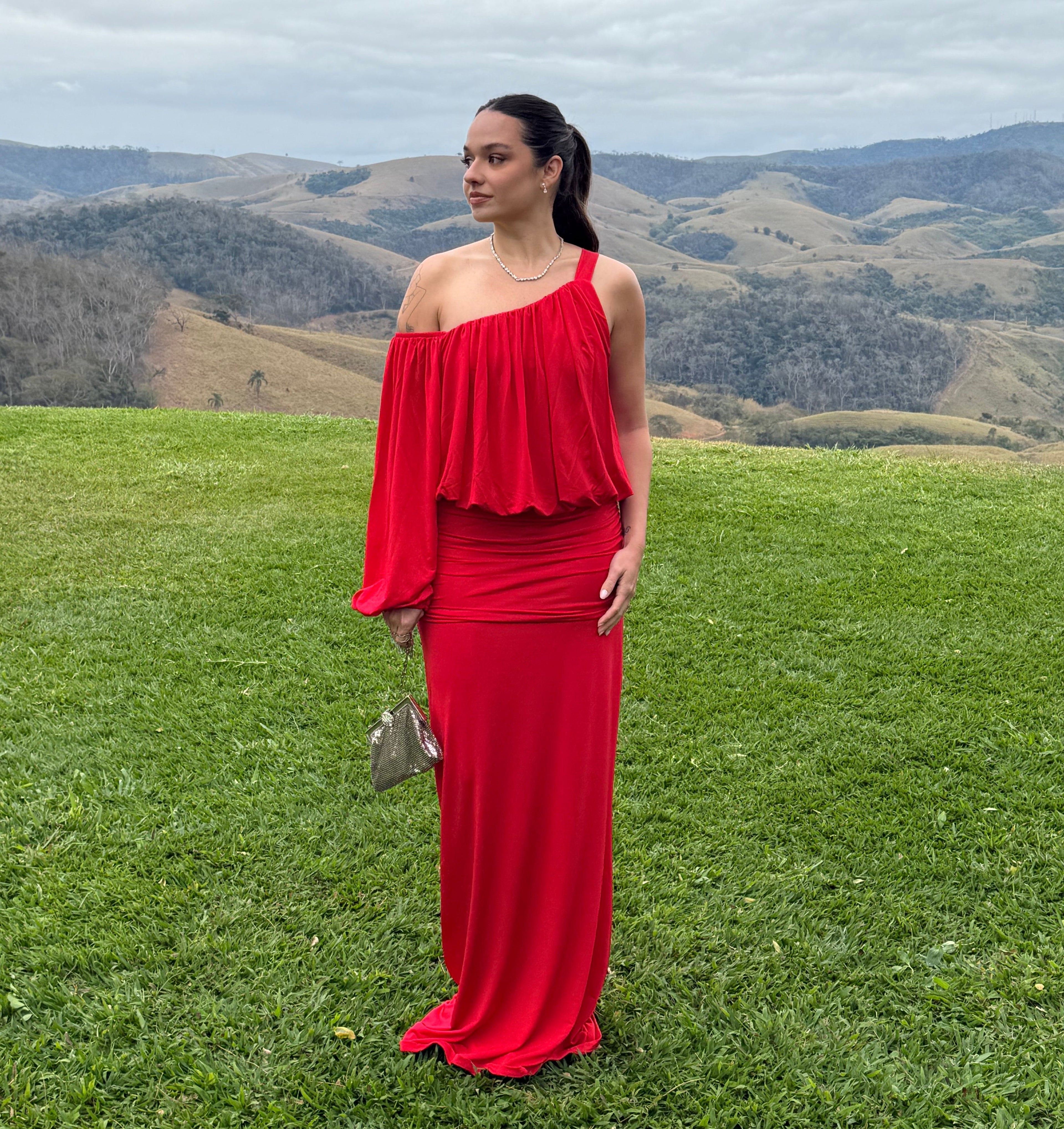 vestido manga única vermelho