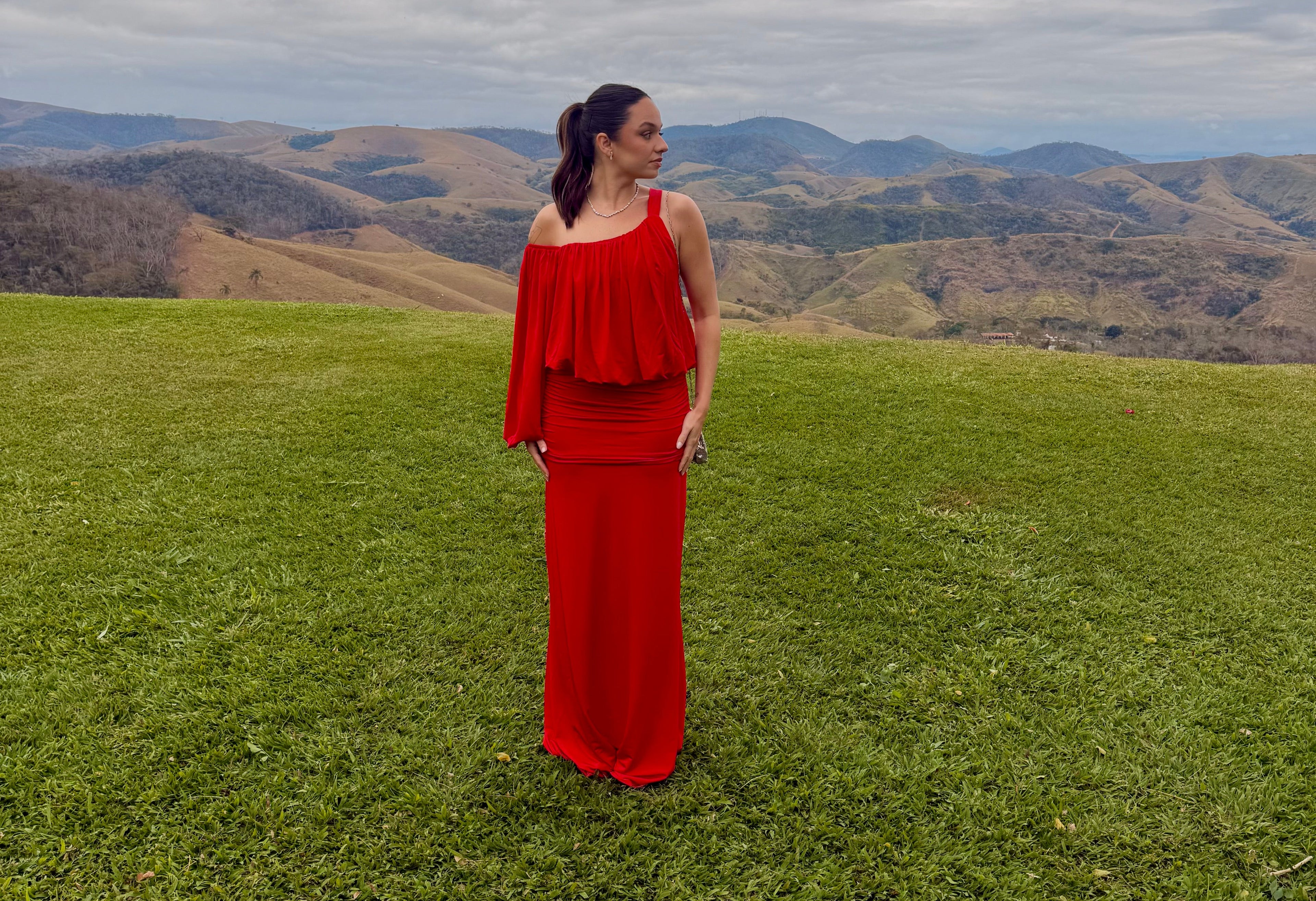 vestido manga única vermelho