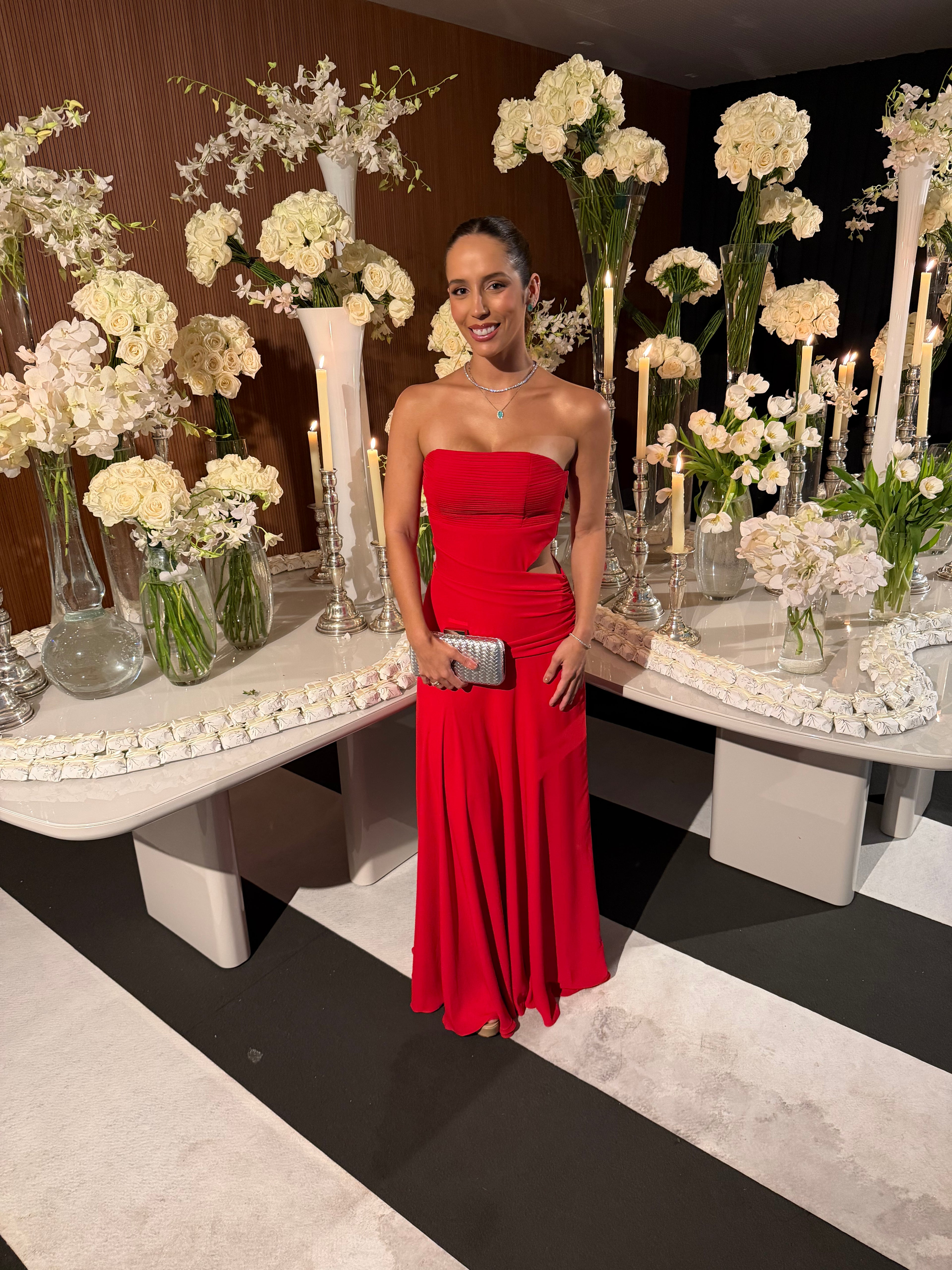 vestido cintura baixa recorte vermelho