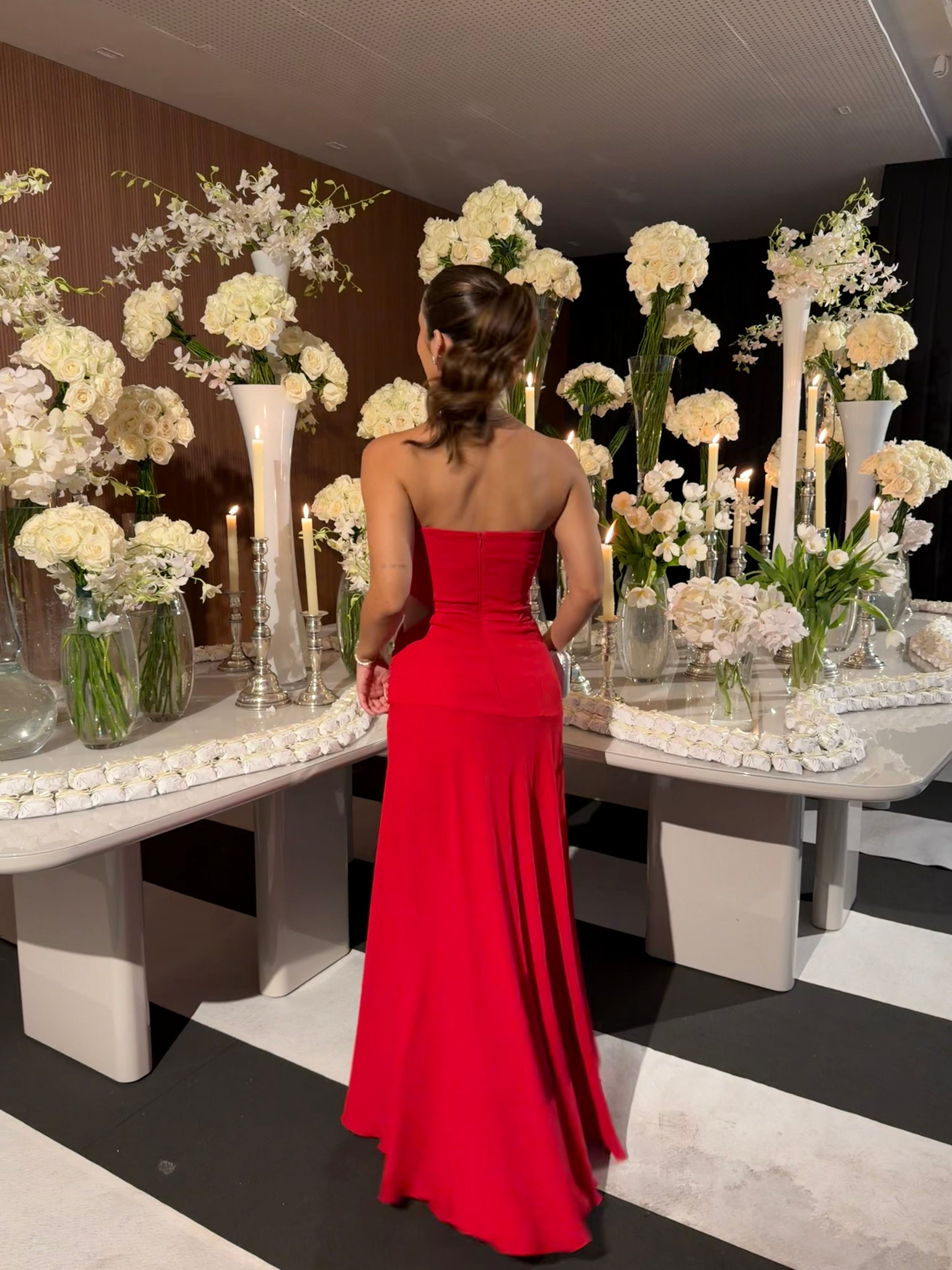 vestido cintura baixa recorte vermelho