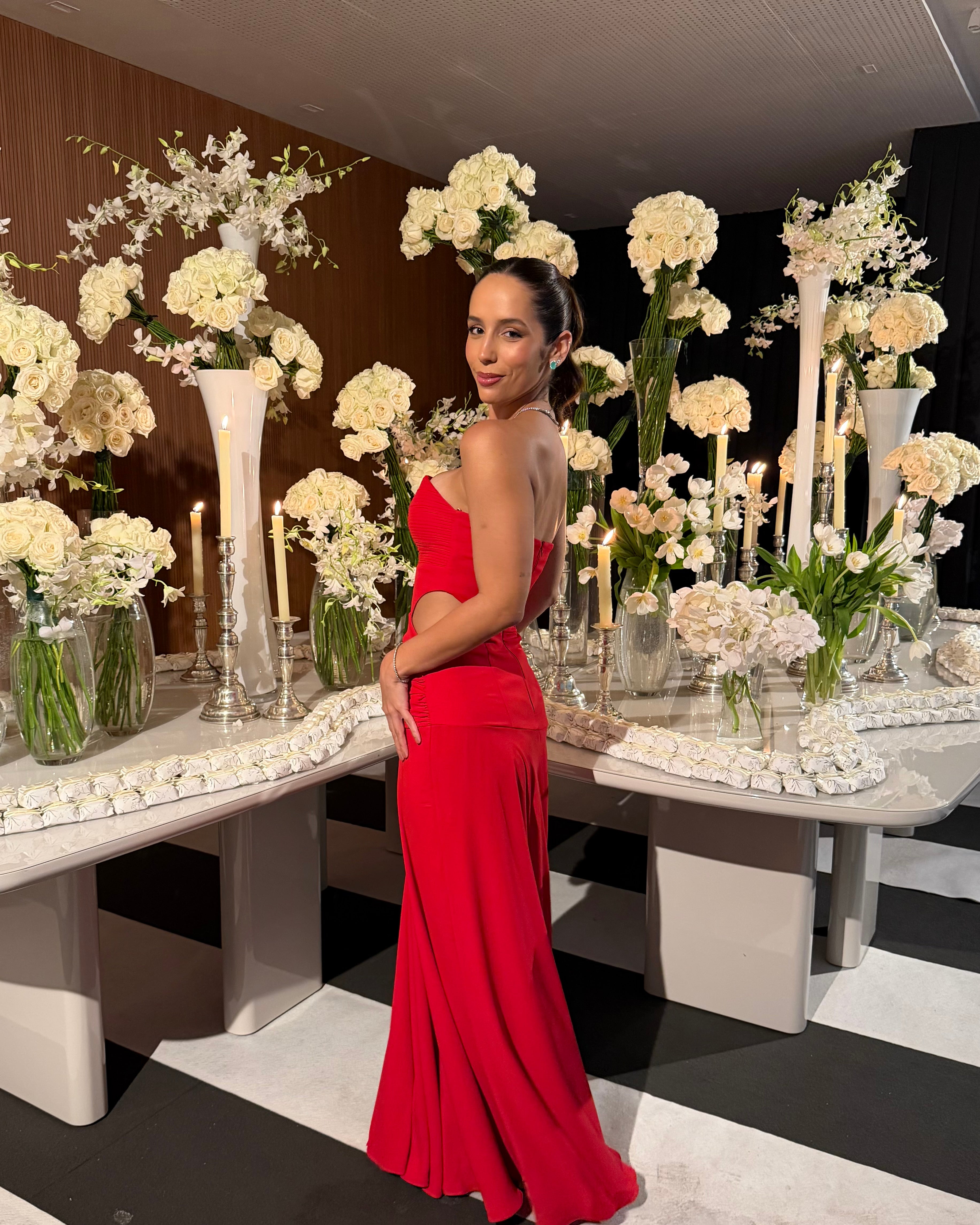 vestido cintura baixa recorte vermelho