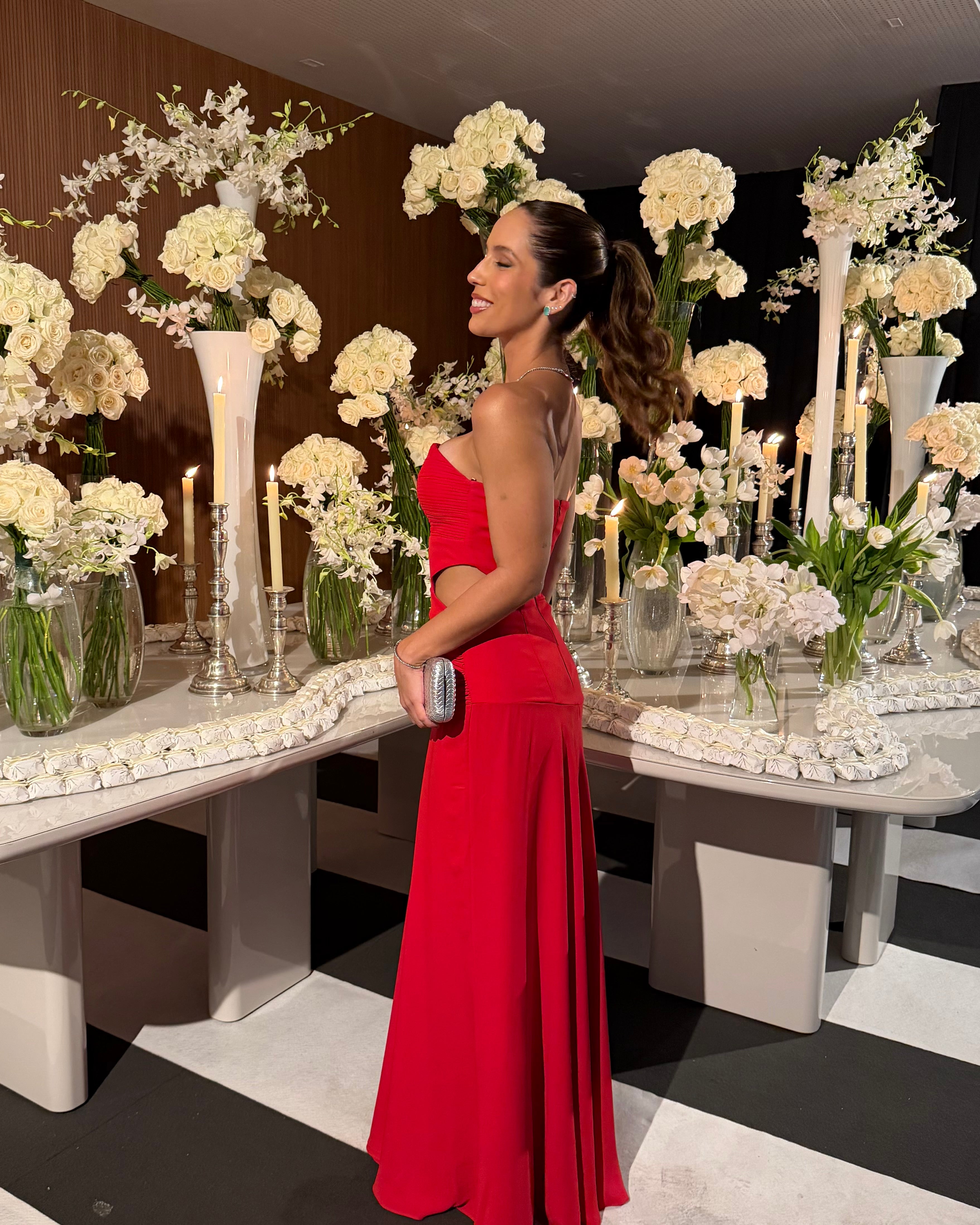 vestido cintura baixa recorte vermelho