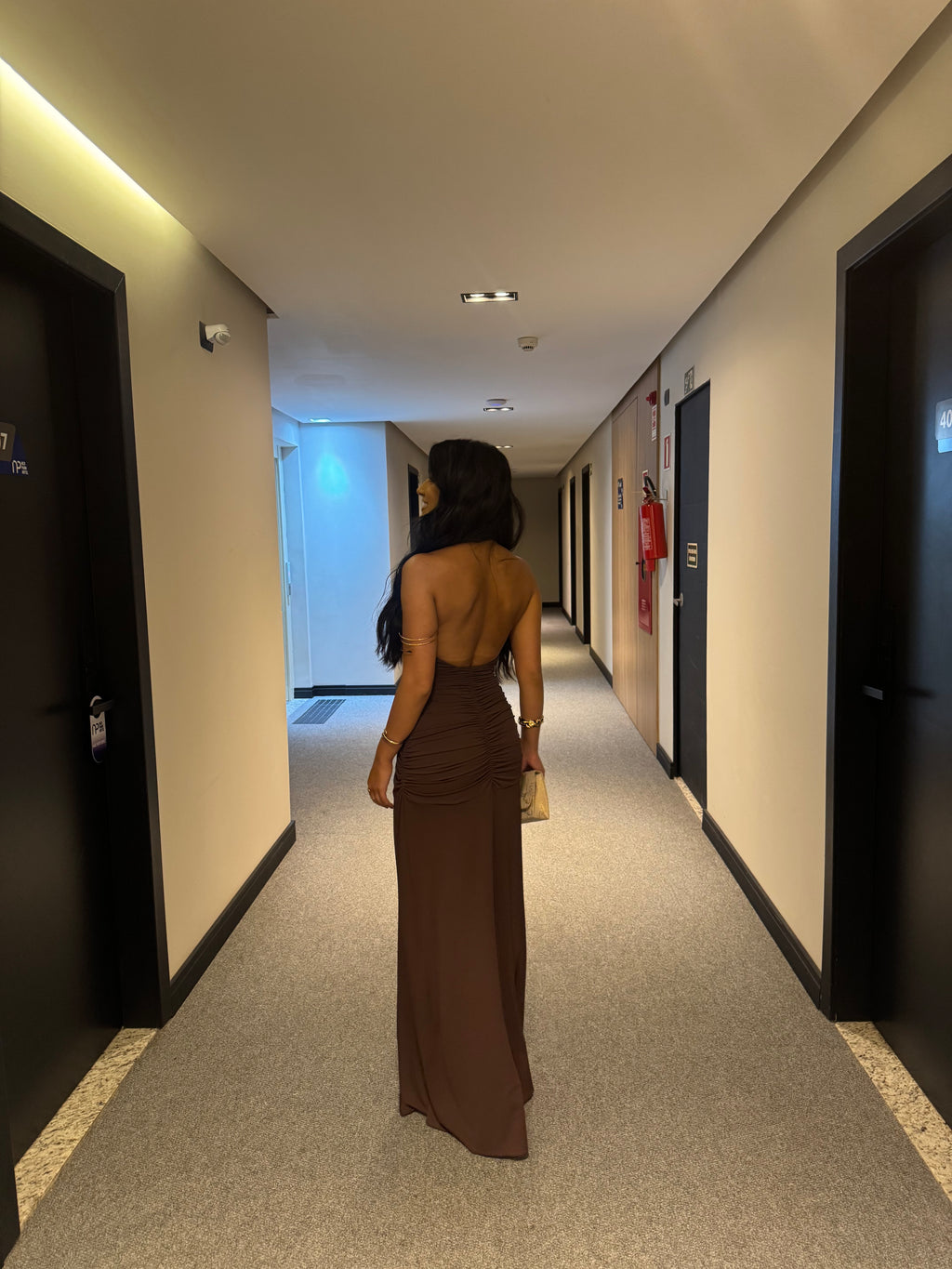 vestido costas abertas marrom
