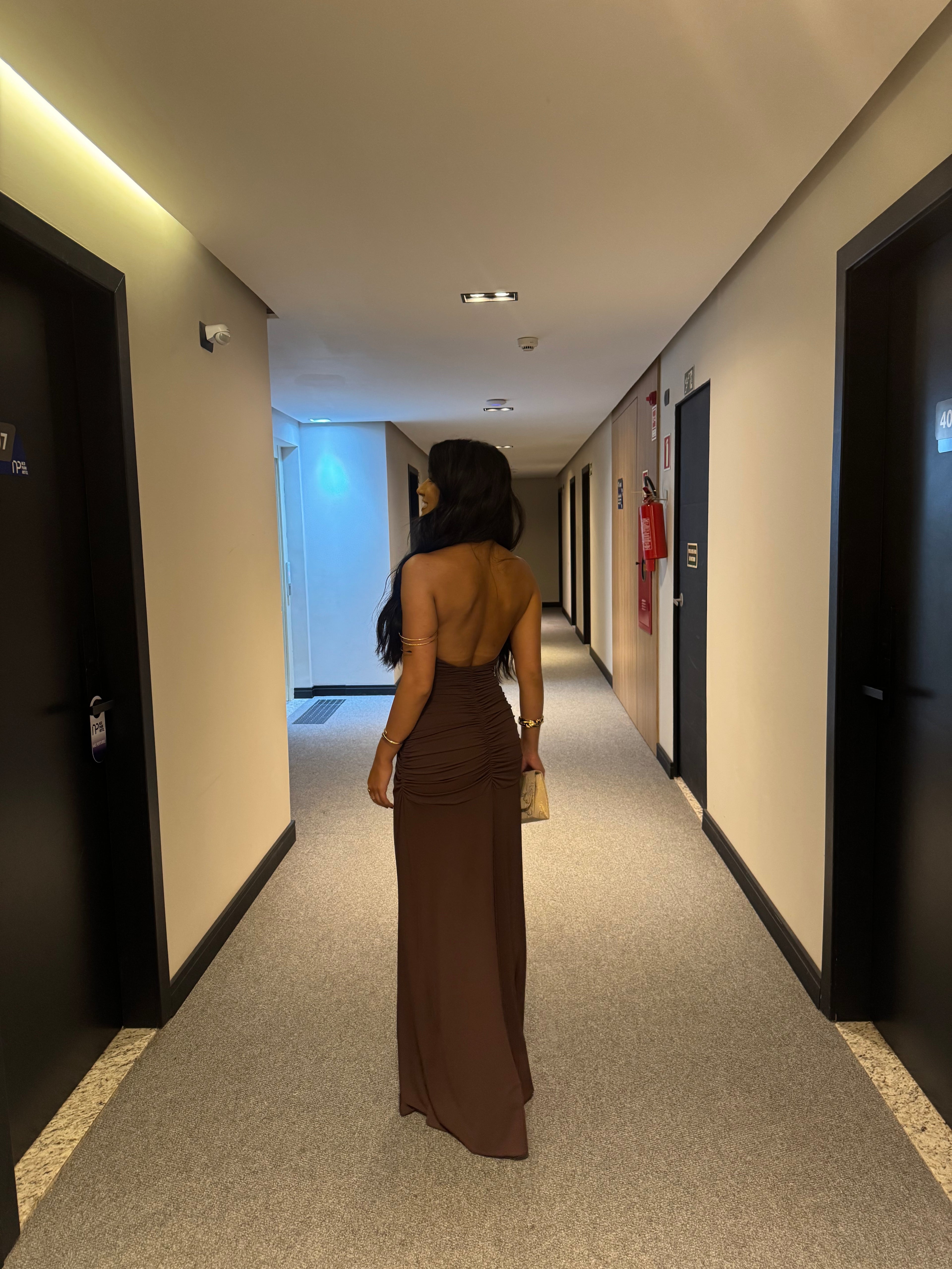 vestido costas abertas marrom