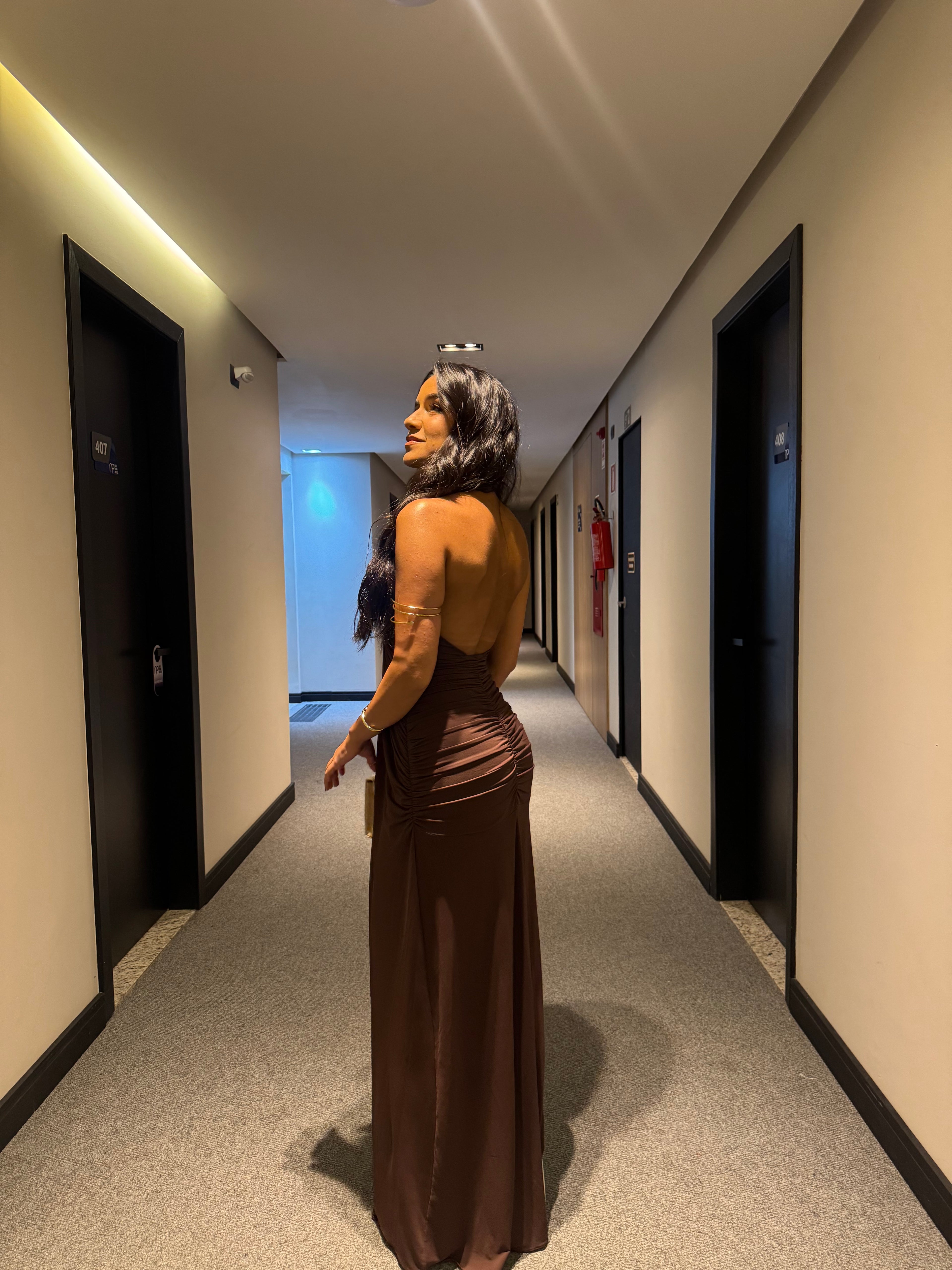 vestido costas abertas marrom