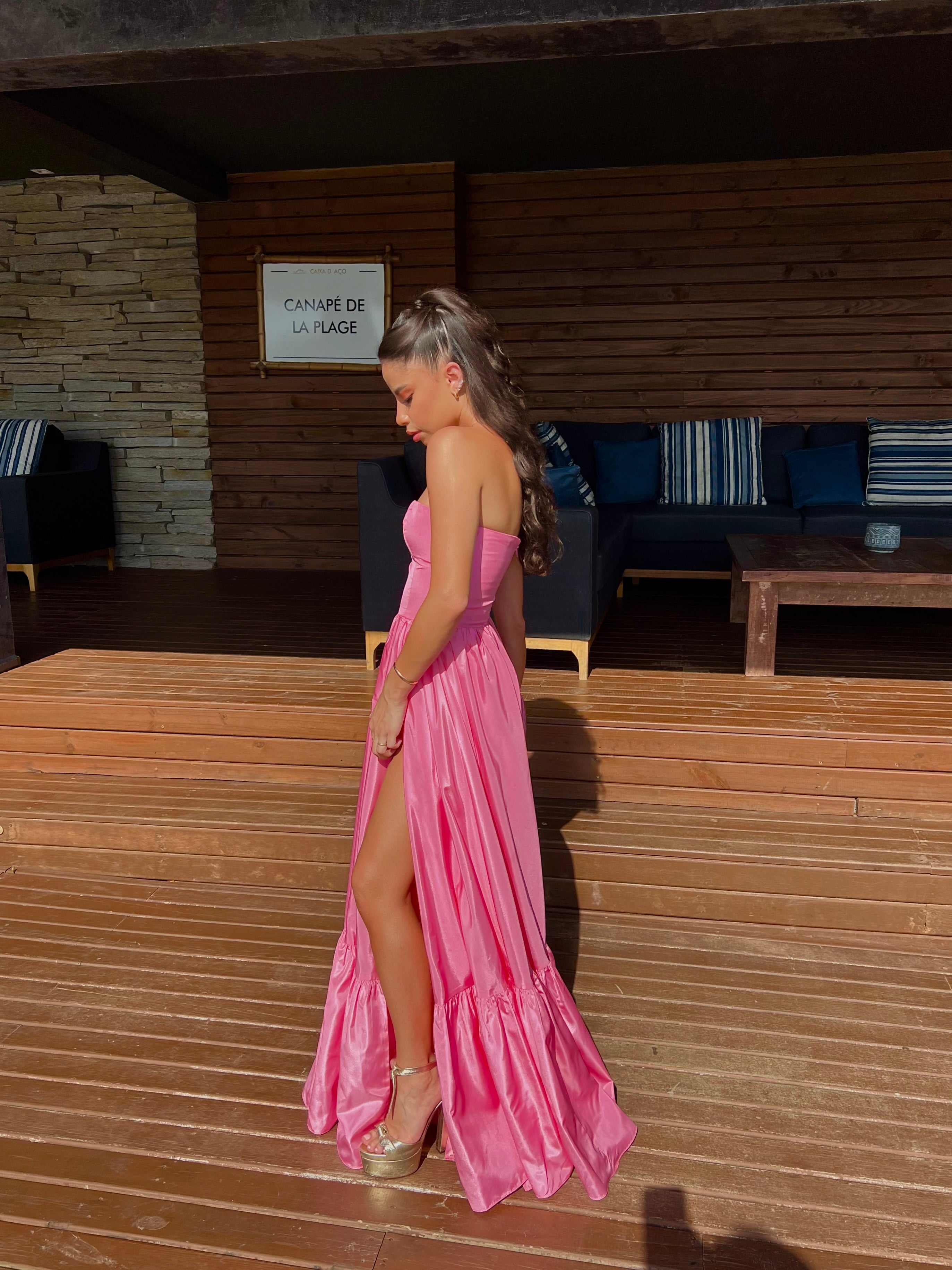 vestido fenda acetinado rosa