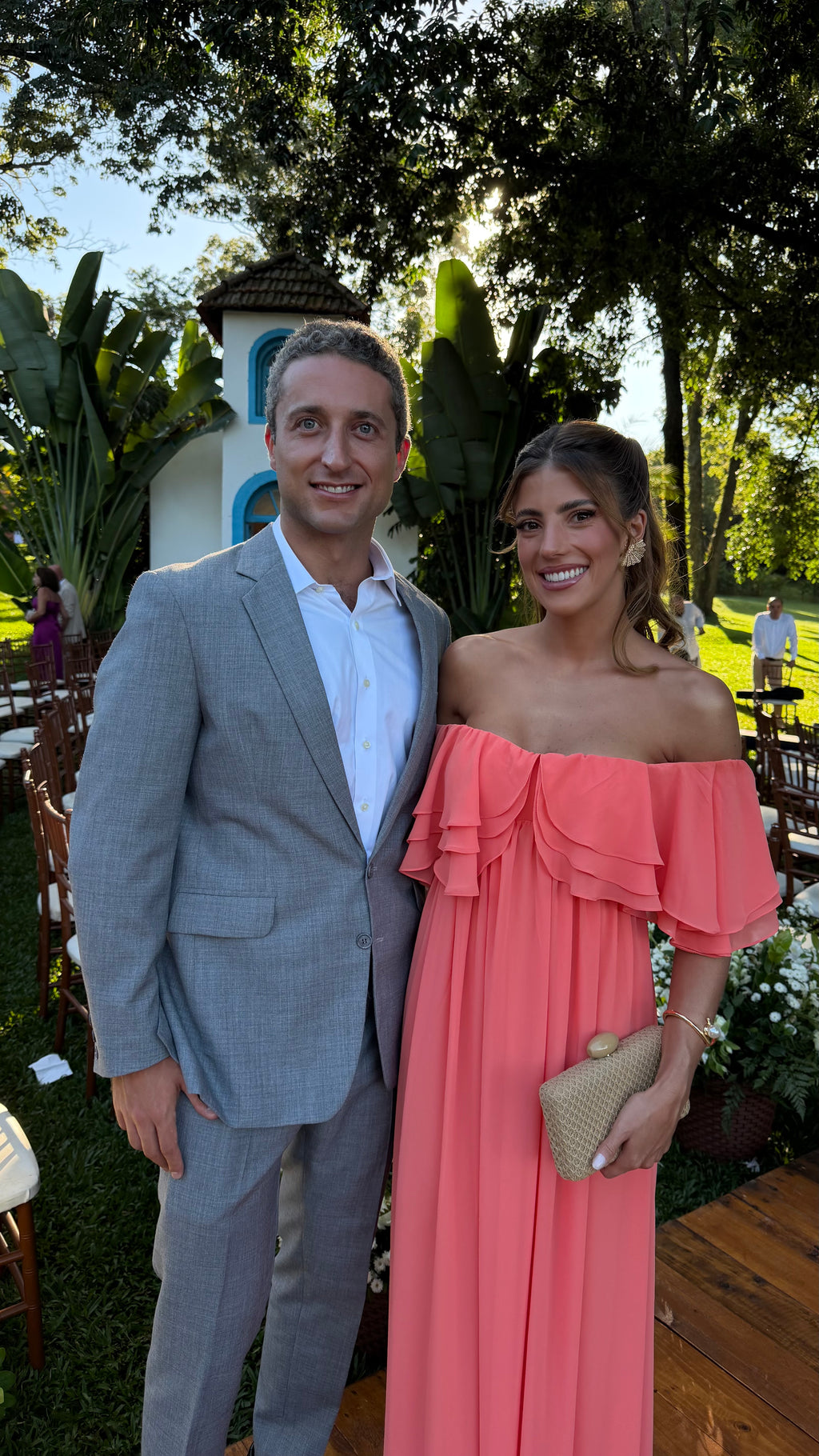 vestido babados tomara que caia coral