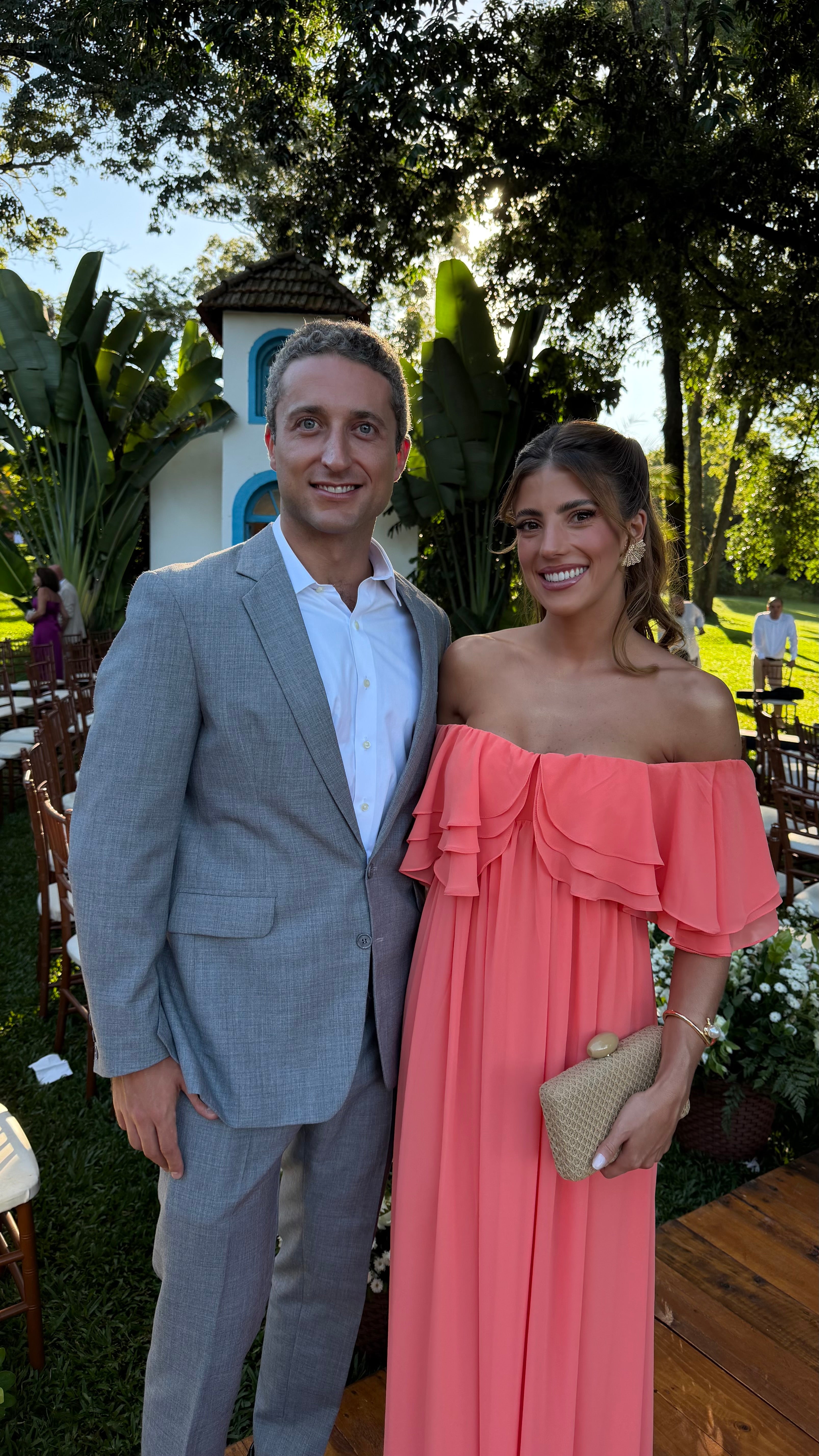 vestido babados tomara que caia coral