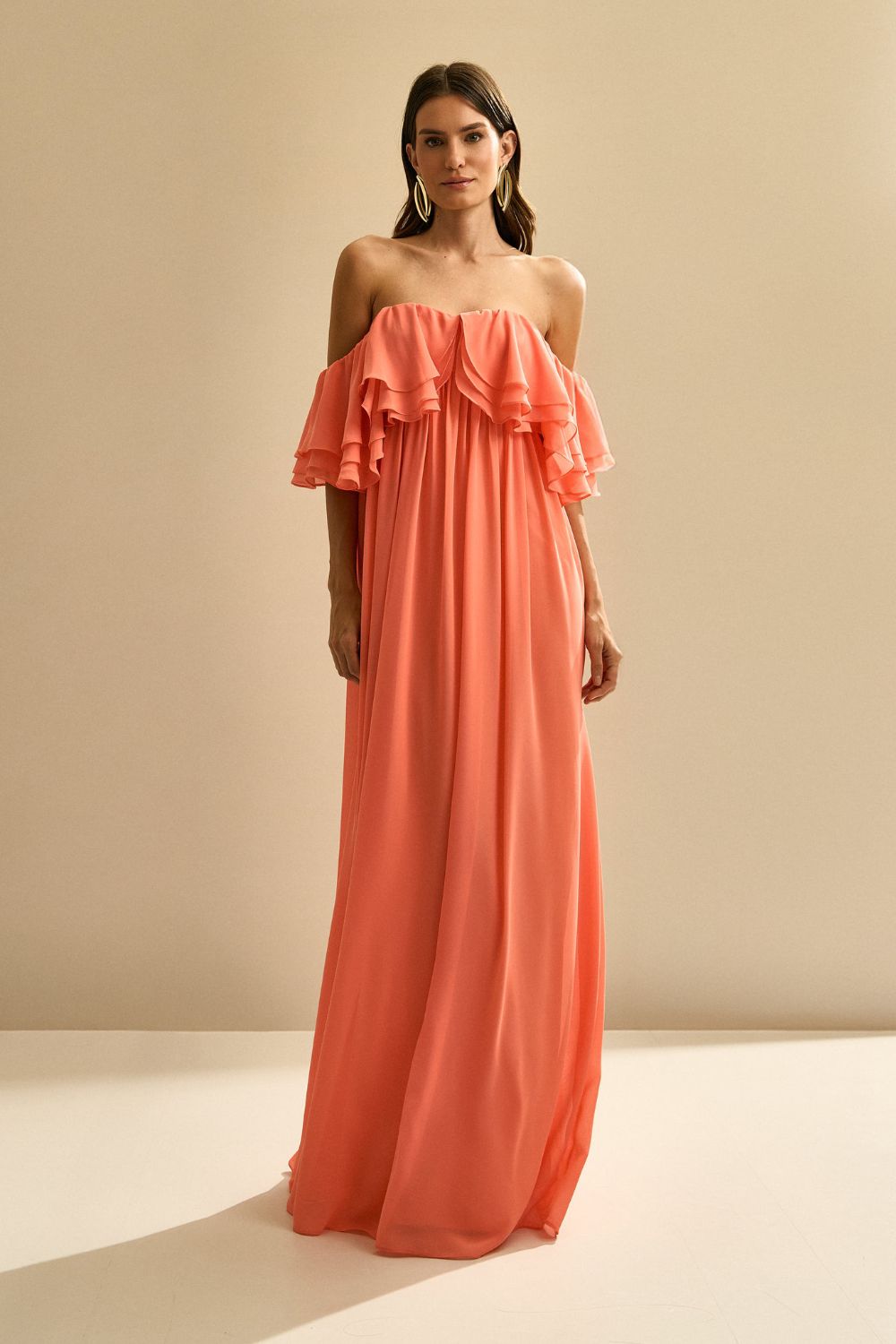 vestido babados tomara que caia coral