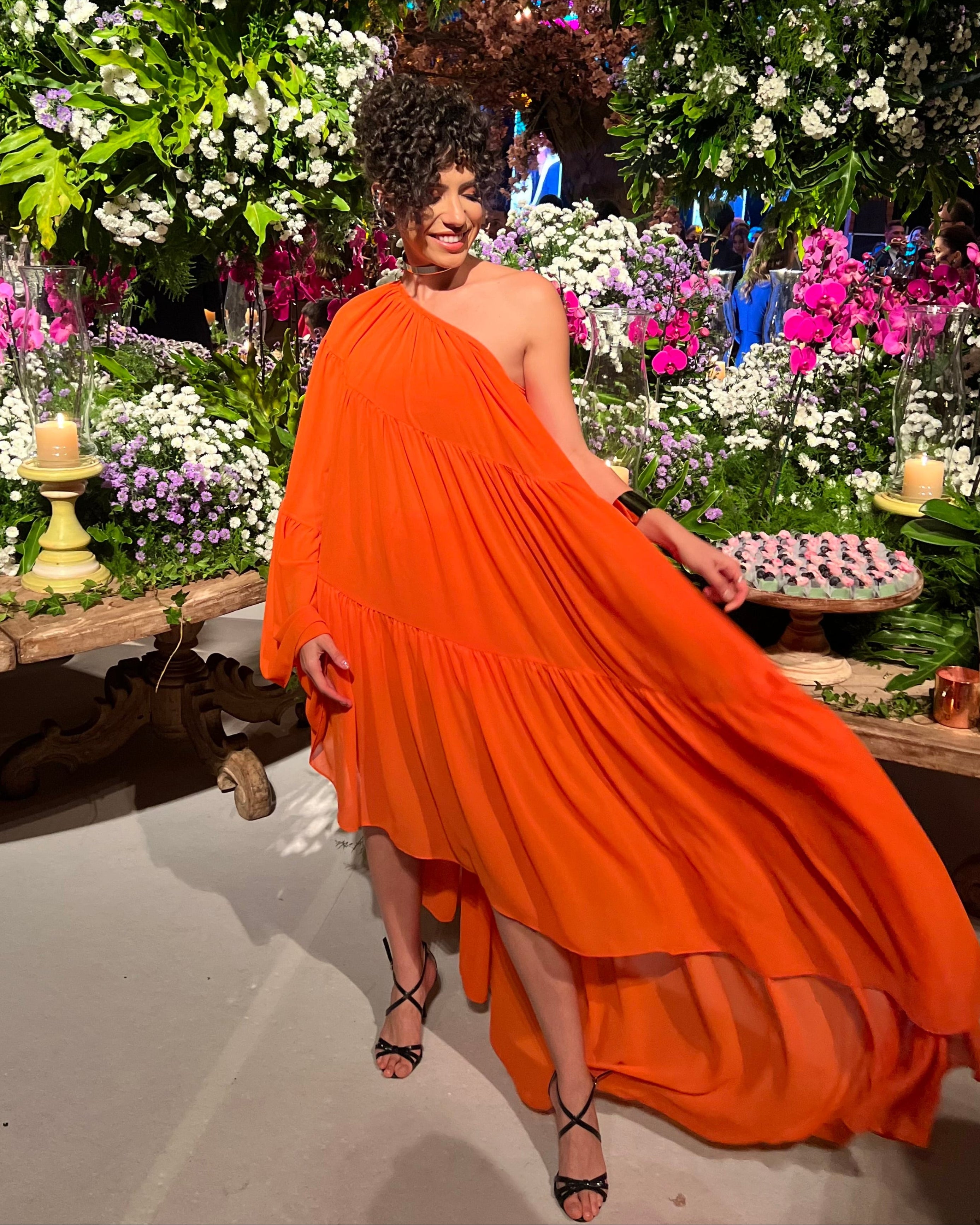 vestido um ombro assimétrico laranja