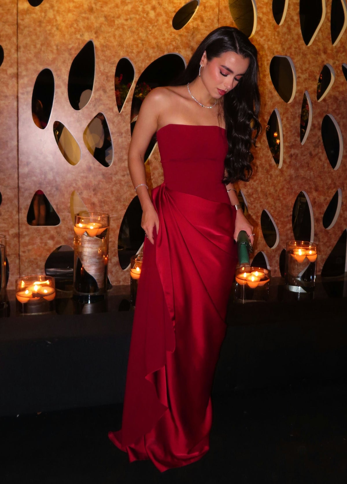 vestido corset saia drapeada vinho