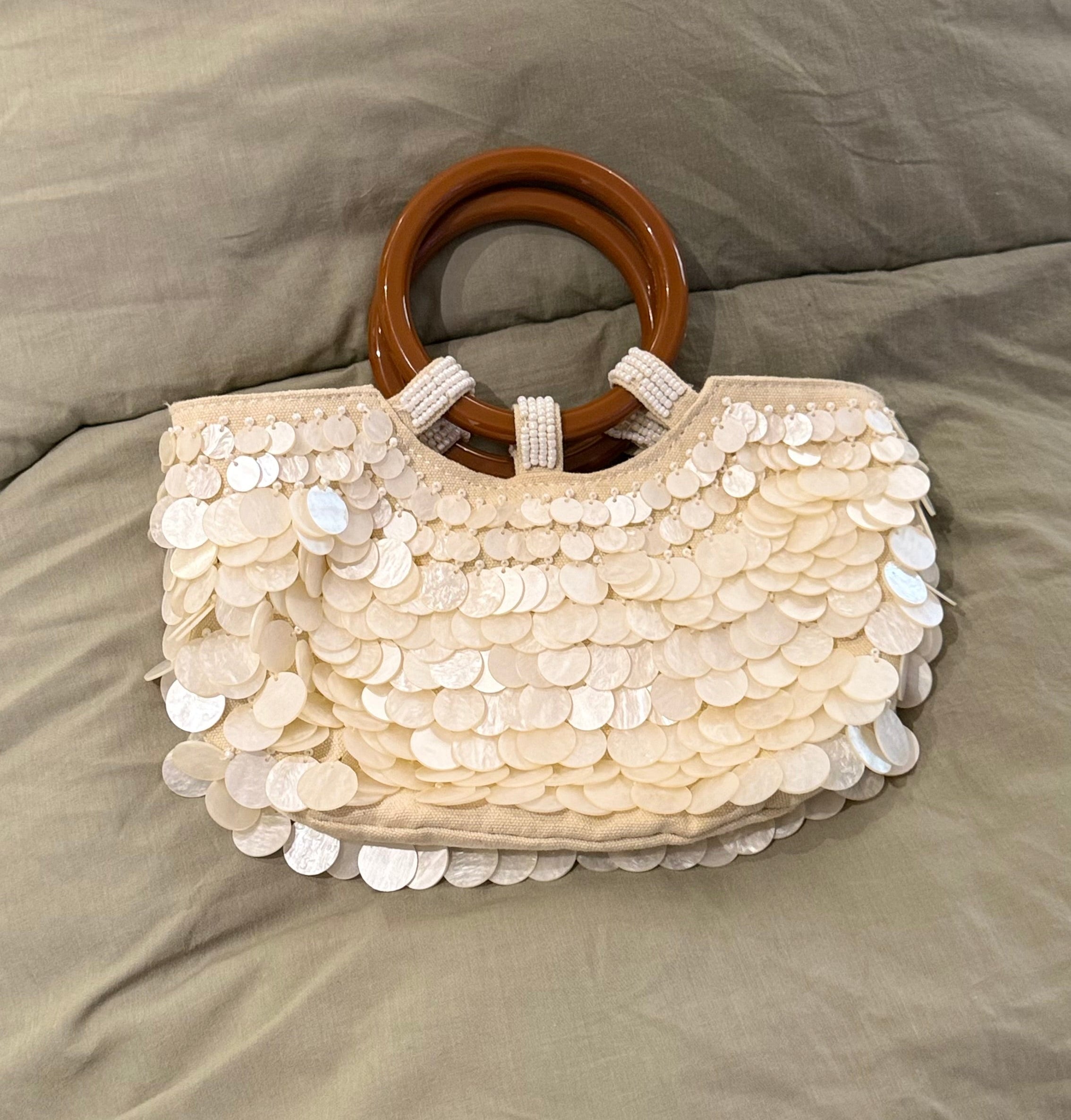 Bolsa trabalhada em madre pérola