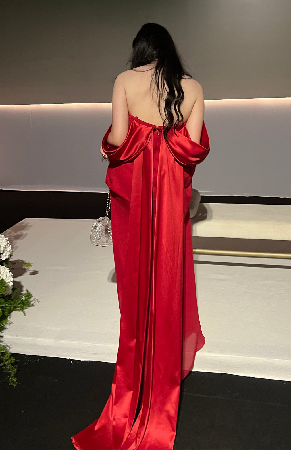 vestido manga acetinada vermelho