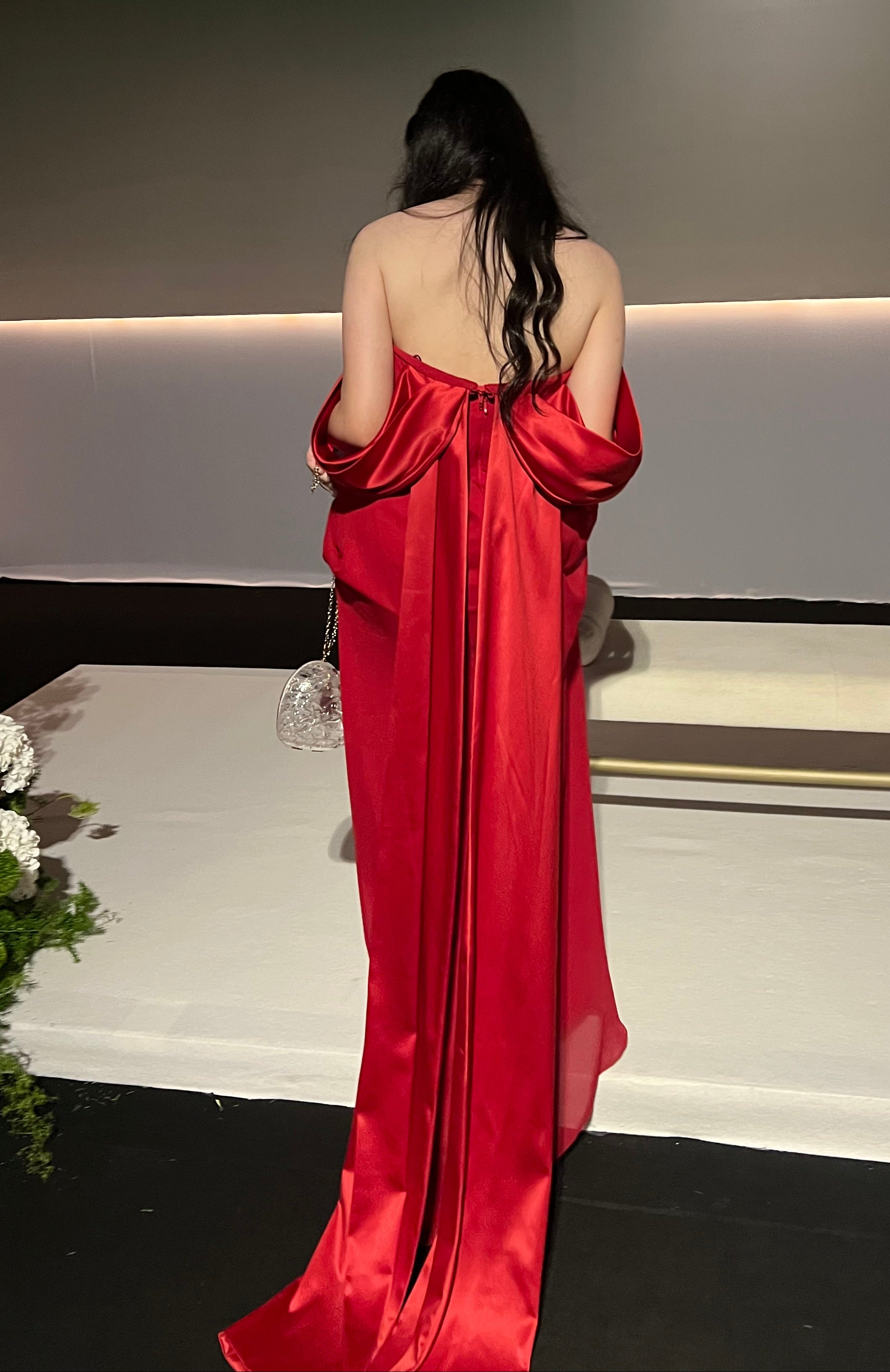 vestido manga acetinada vermelho