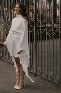 Vestido curto branco plissado com mangas longas e gola alta
