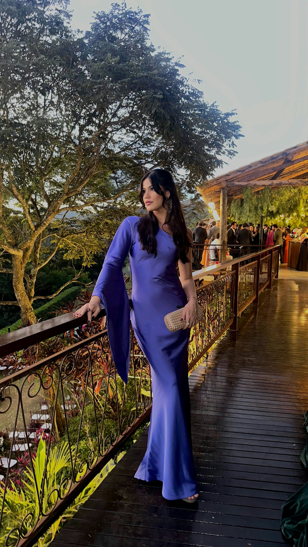 vestido manga única lilás