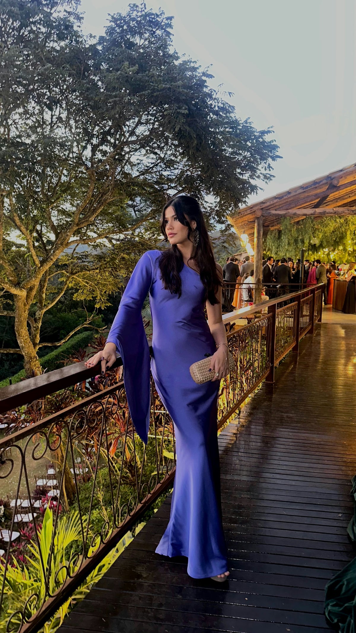 vestido manga única lilás