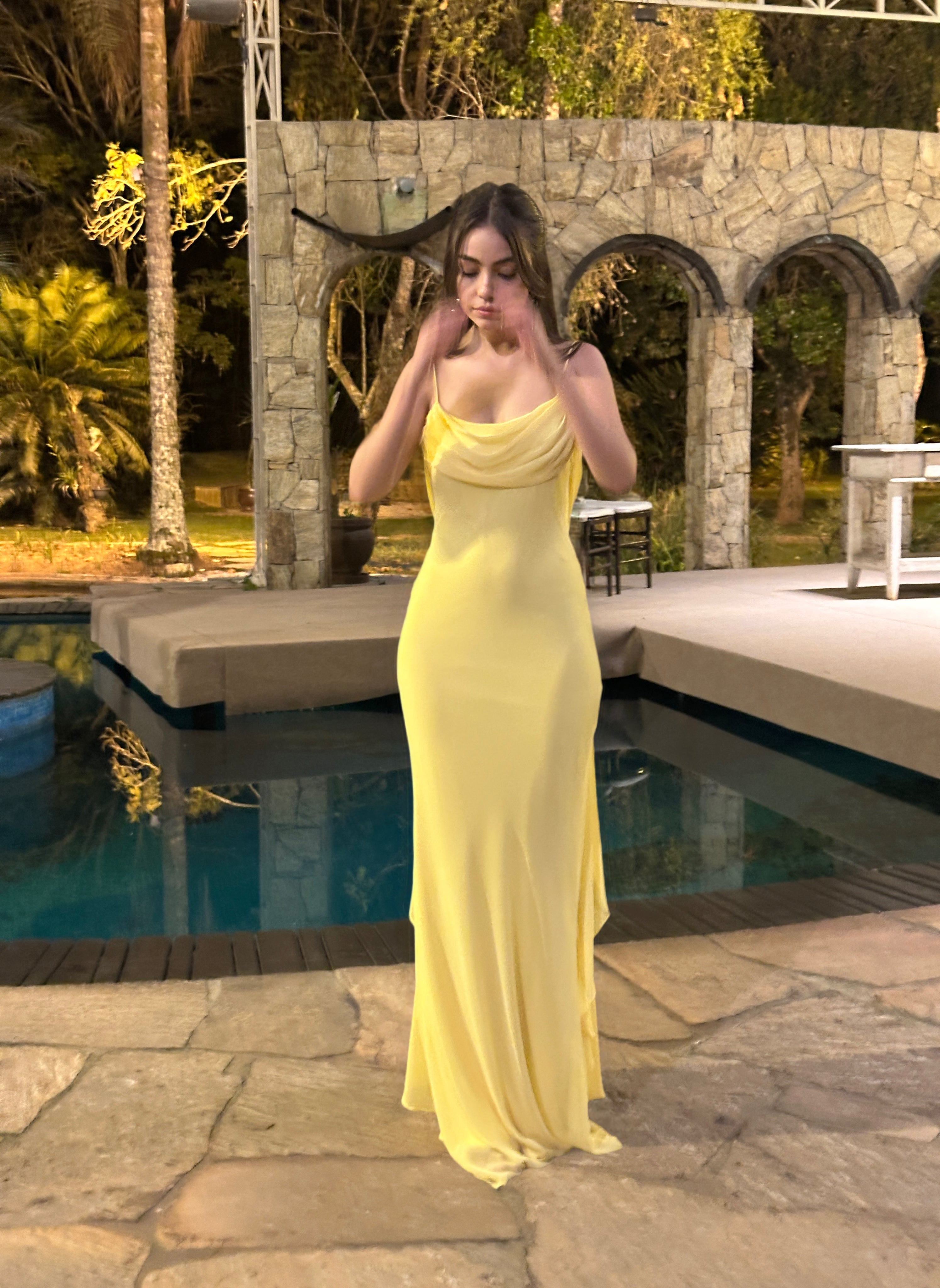 vestido decote nas costas amarelo