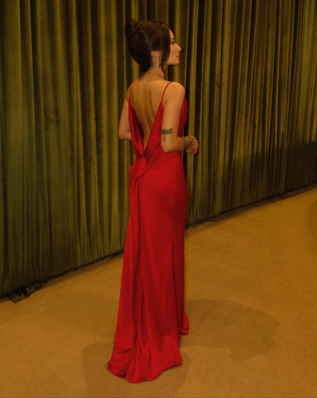 Vestido vermelho com decote nas costas