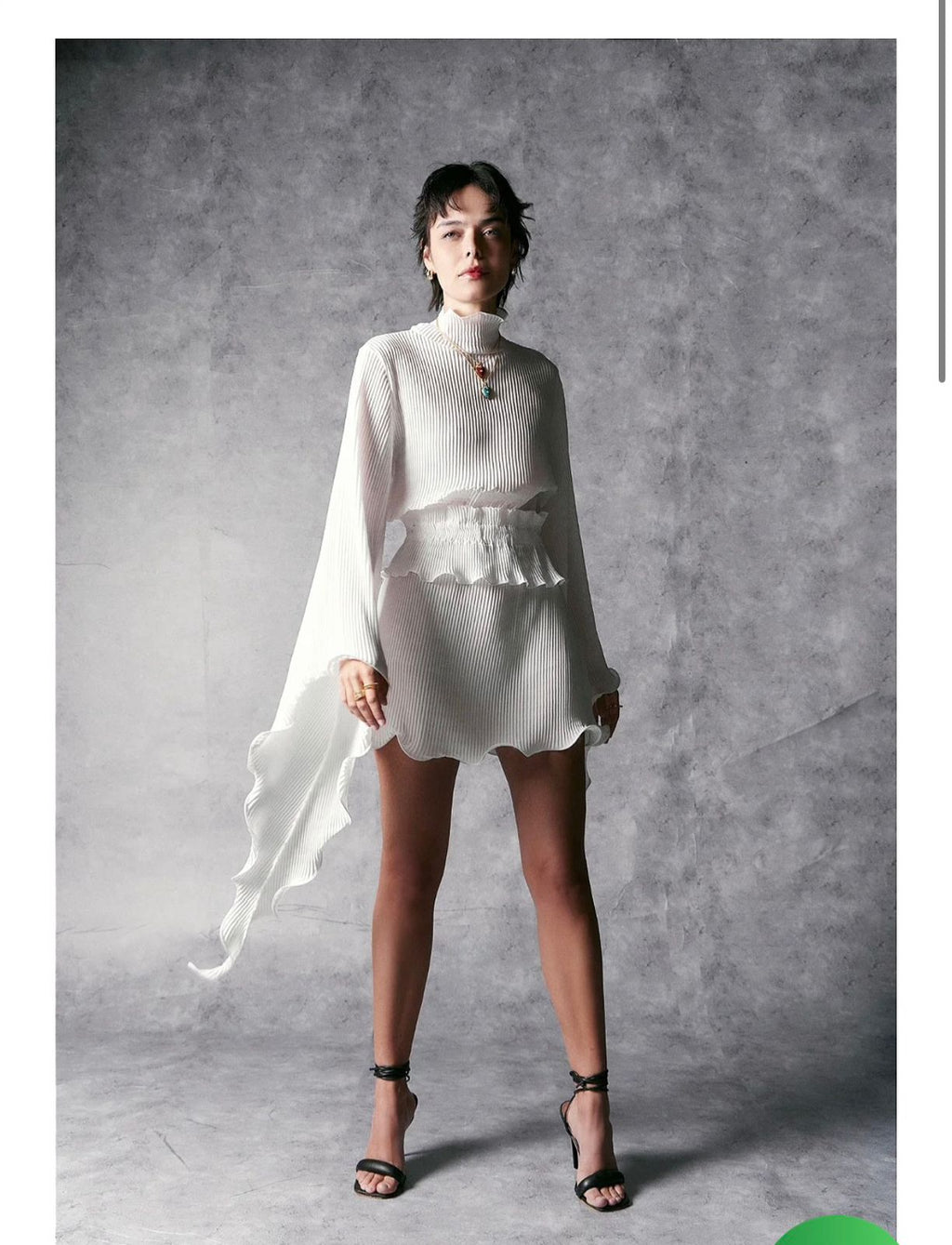 Vestido curto branco plissado com mangas longas e gola alta