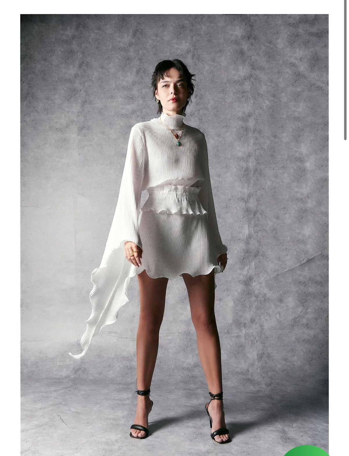 Vestido curto branco plissado com mangas longas e gola alta