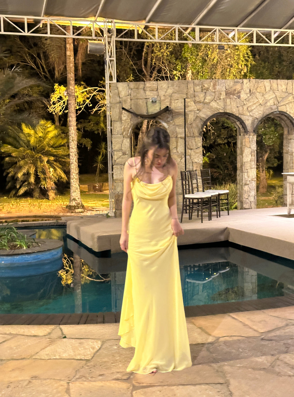 vestido decote nas costas amarelo