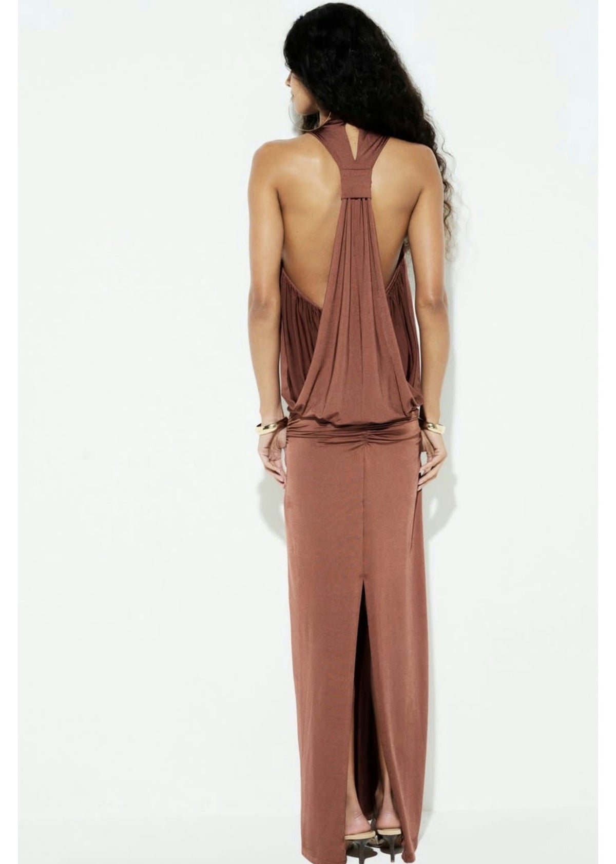 vestido detalhe decote marrom