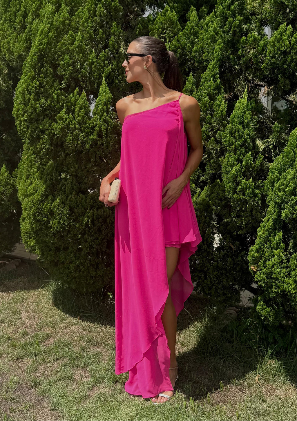 vestido assimétrico fenda rosa