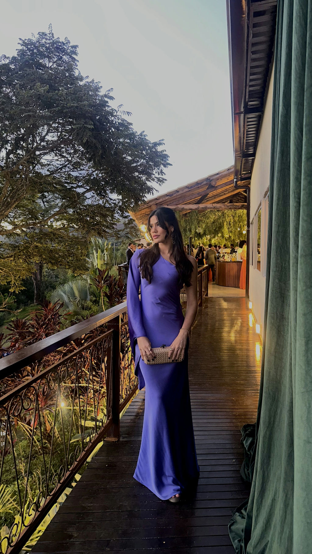 vestido manga única lilás