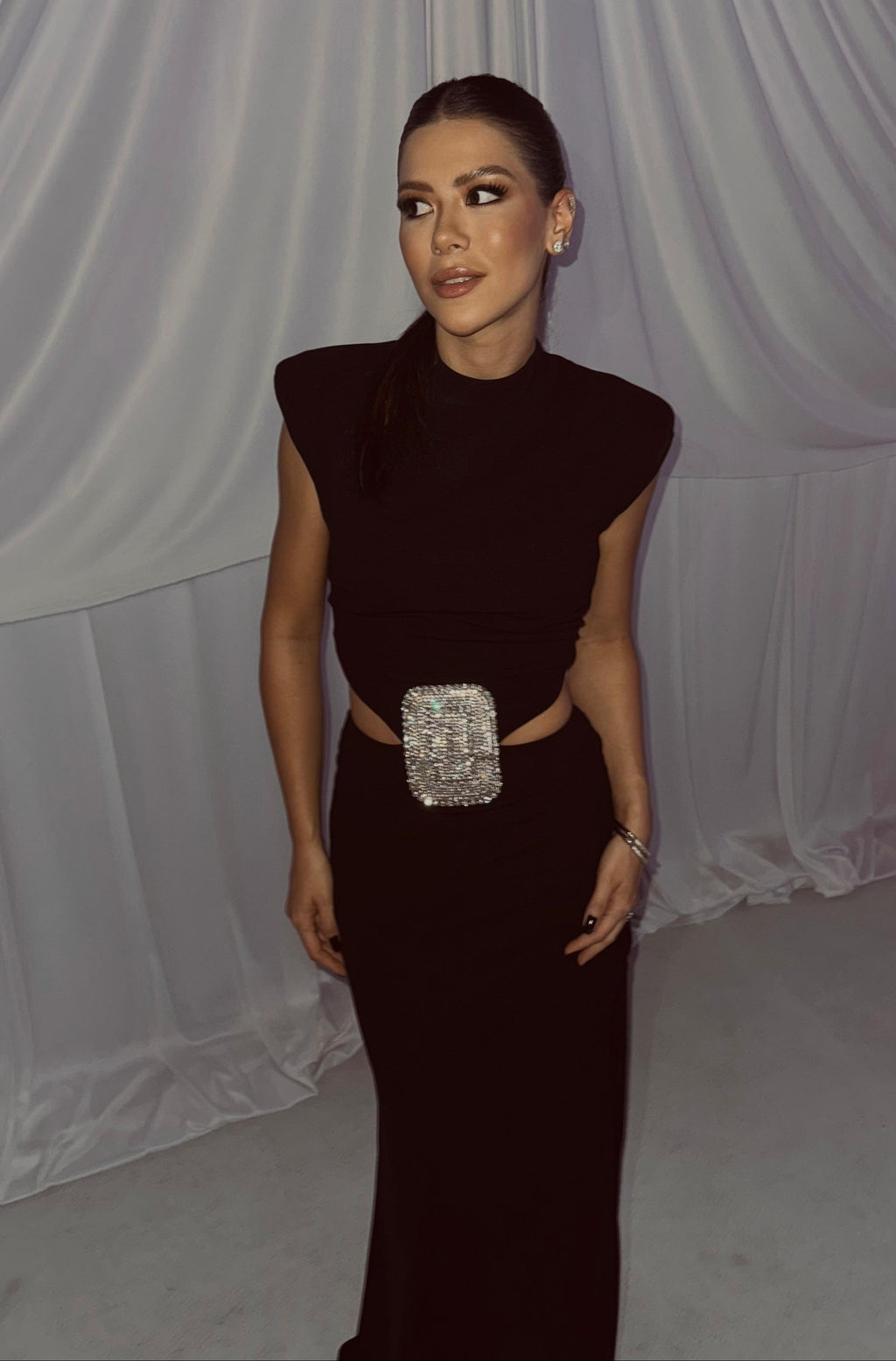 Vestido preto com pedrarias