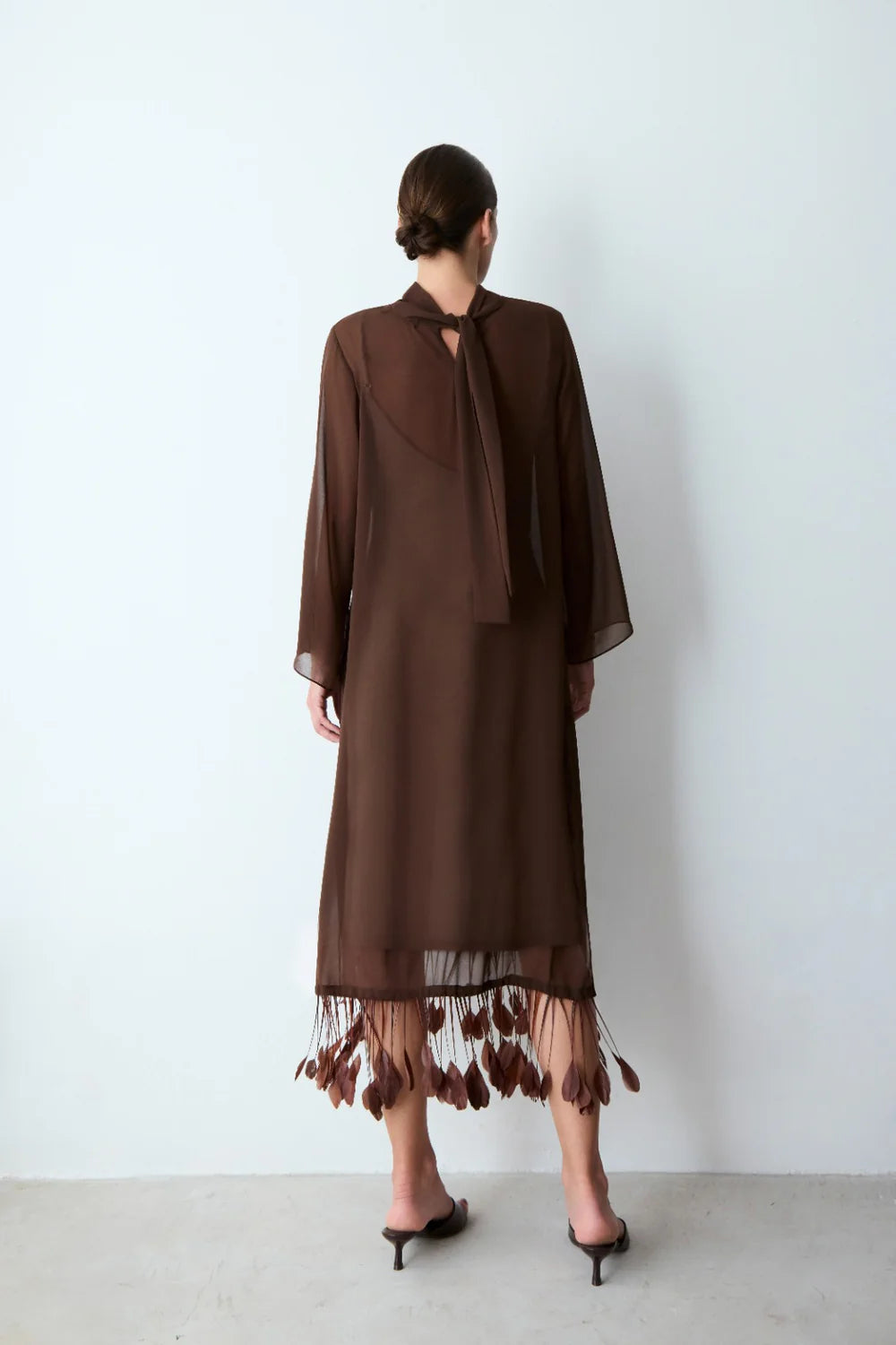 Vestido midi marrom de crepe leve tamanho M