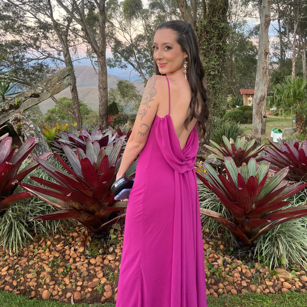 vestido decote fúcsia