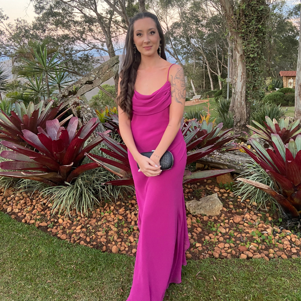 vestido decote fúcsia