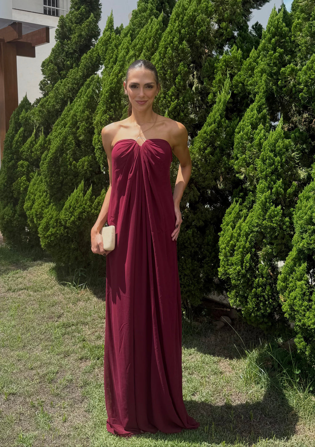 vestido decote coração bordô