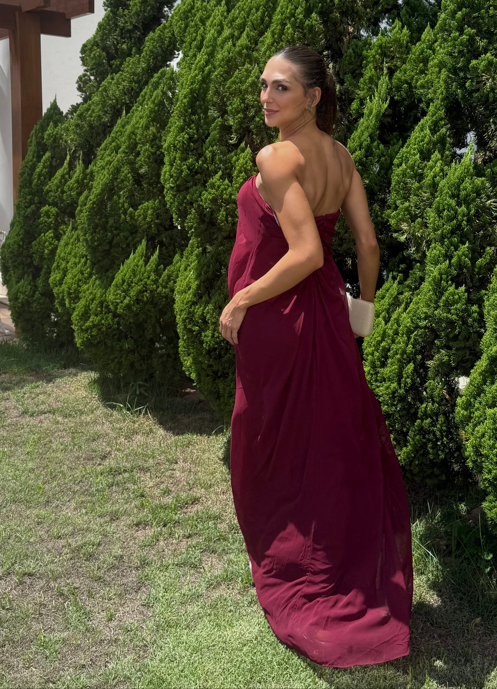 vestido decote coração bordô